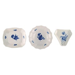 Trois bols / plats à fleurs bleues Royal Copenhagen, années 1960