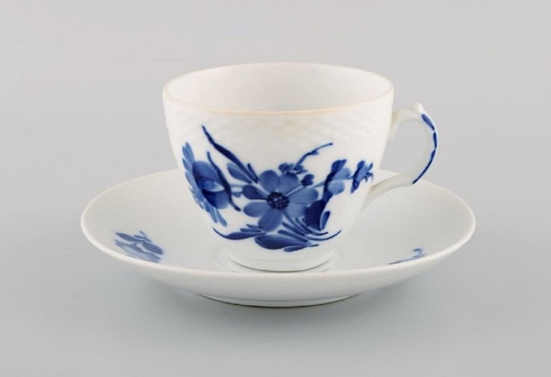 Trois tasses à café Royal Copenhagen bleu fleur tressé avec soucoupes. 1950s. 
Numéro de modèle 10/8261.
La tasse mesure : 8 x 6,8 cm.
Diamètre de la soucoupe : 14,5 cm.
En parfait état.
Estampillé.
2ème qualité d'usine.