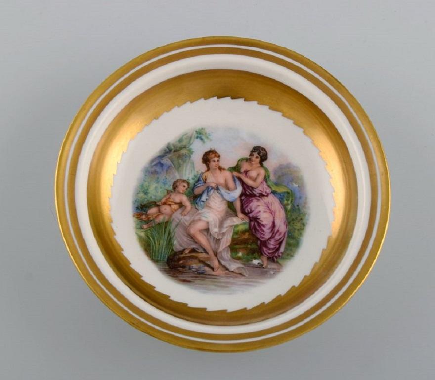 Drei Royal Copenhagen Schalen, dekoriert mit Blumen und romantischen Landschaften. 
Goldverzierung. Mitte des 20. Jahrhunderts.
Größte Maße: 21 x 5,5 cm.
In ausgezeichnetem Zustand.
Gestempelt.
2. Fabrikqualität.