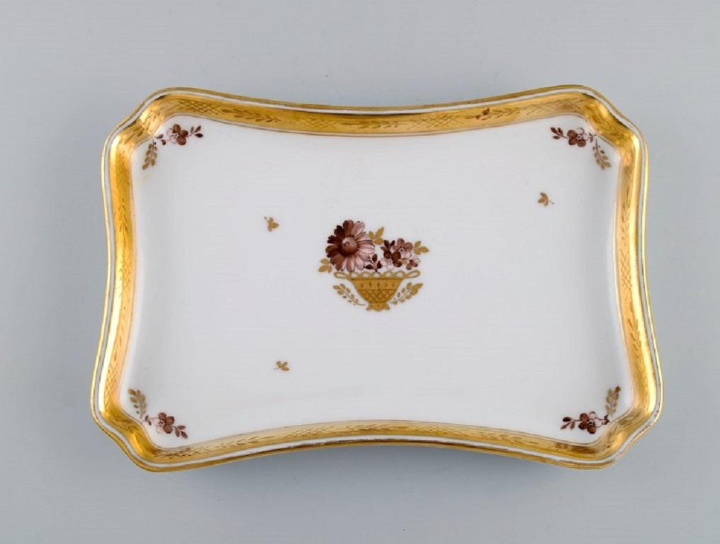 Drei Royal Copenhagen goldenen Korb Gerichte in Porzellan mit Blumen und Gold Dekoration. Anfang des 20. Jahrhunderts.
Größte Abmessungen: 24.5 x 17 cm.
In ausgezeichnetem Zustand.
Gestempelt.
1. Fabrikqualität.