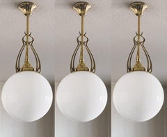 Tres colgantes escandinavos Art Decó para teatro Latón soplado a mano Opalina 1920-1930