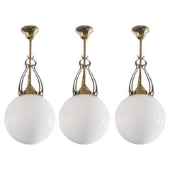Tres colgantes escandinavos Art Decó para teatro Latón soplado a mano Opalina 1920-1930