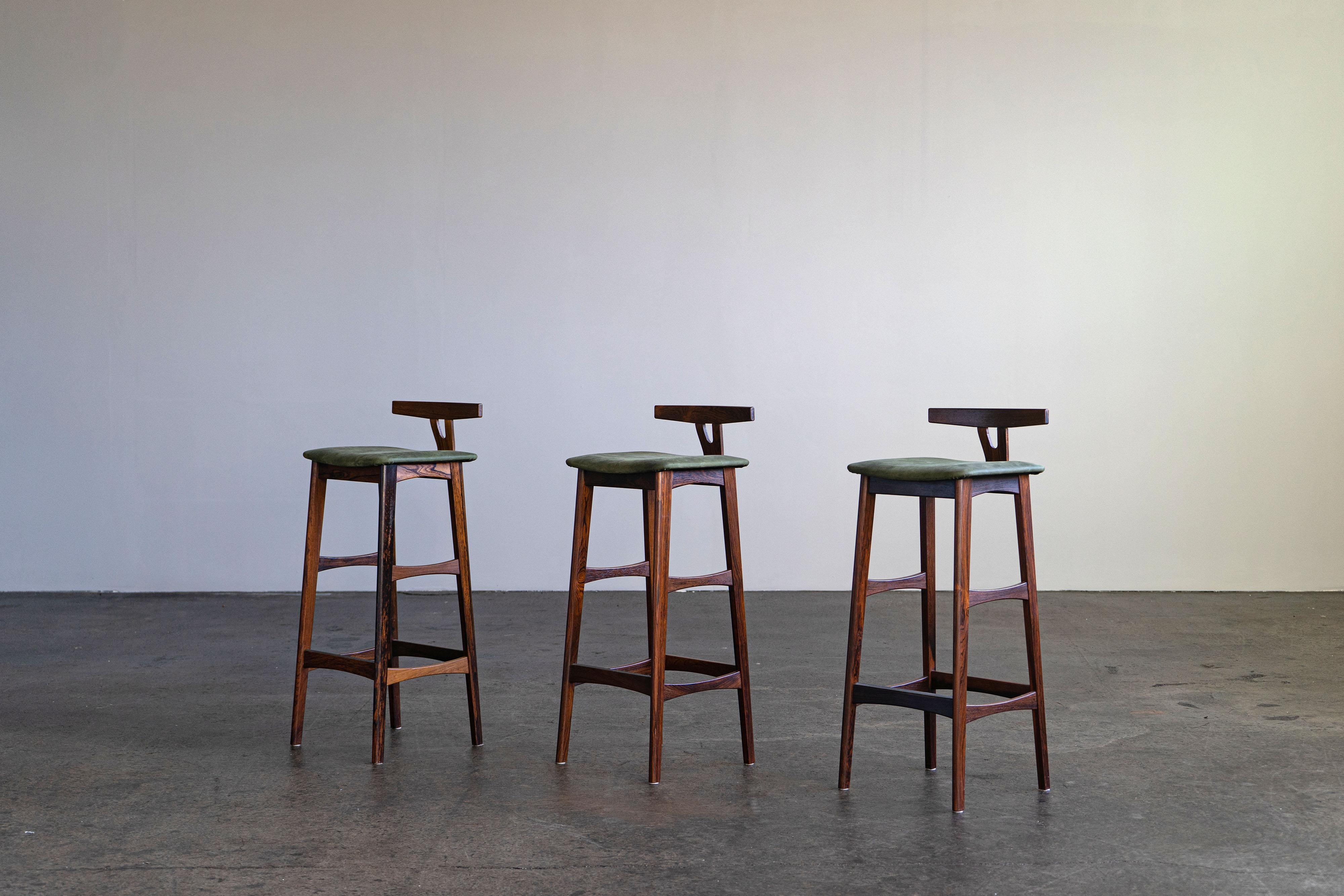 Three Scandinavian Modern Rosewood Bar Stools by Knud Bent for Dyrlund, 1960s In Good Condition In Rosendahl, DE