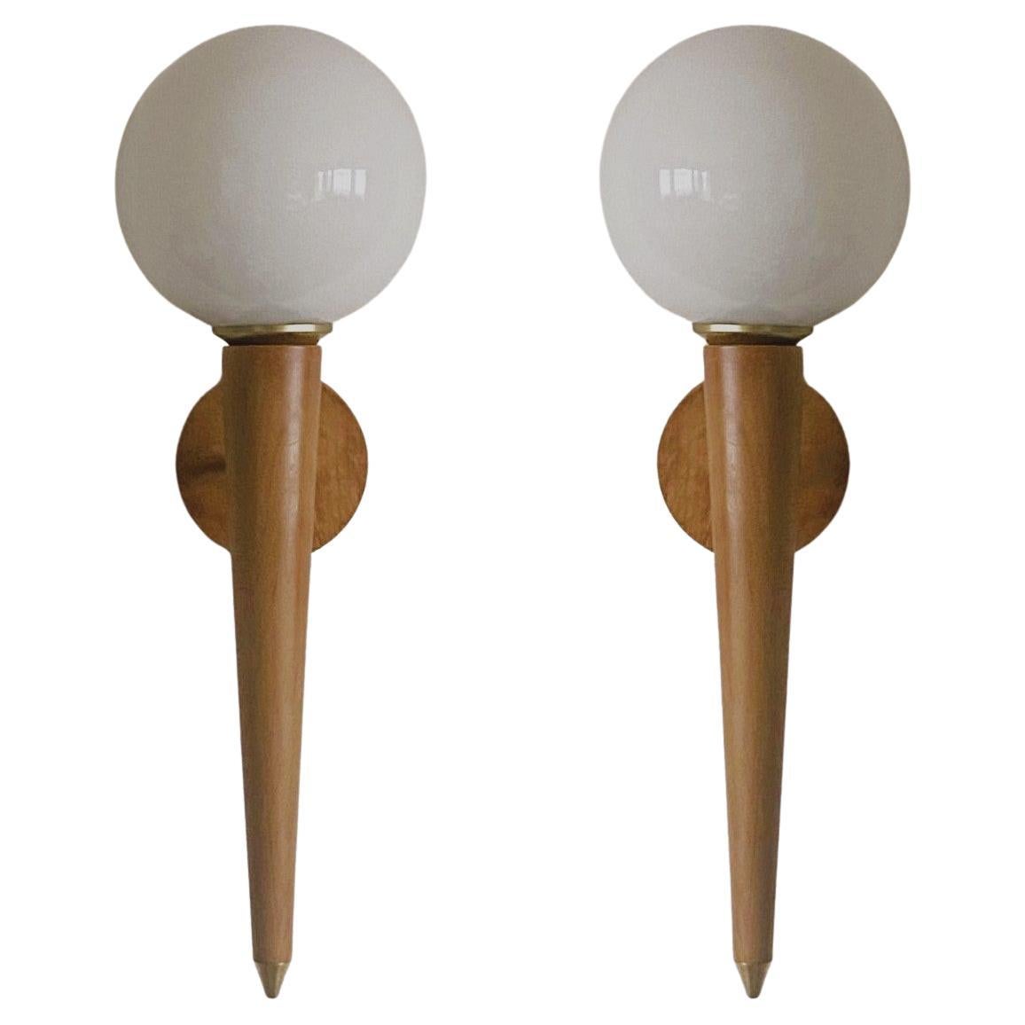 Juego de tres apliques de pared de diseño escandinavo en madera de pino, Dinamarca, años 60. Diseño muy elegante con globos de cristal opalino y detalles de latón. Ambos apliques en buen estado vintage, sin desconchones ni grietas, recableados.
Cada