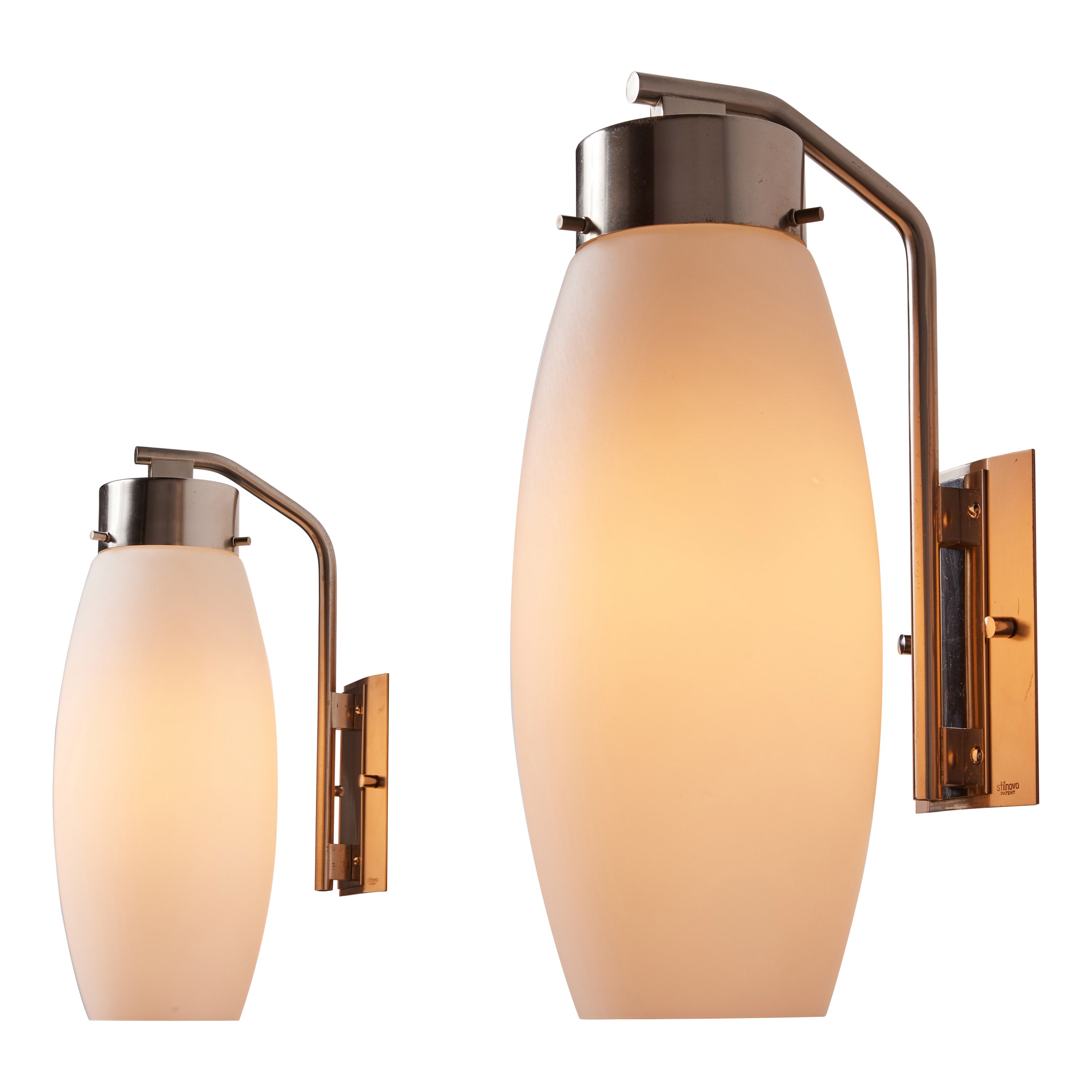 Tres apliques de Stilnovo. Fabricado en Italia, hacia 1960. Cristal satinado cepillado, níquel. Cableado para normas estadounidenses. Recomendamos una bombilla E27 de 100 vatios como máximo por candelabro. Bombilla suministrada como cortesía única.