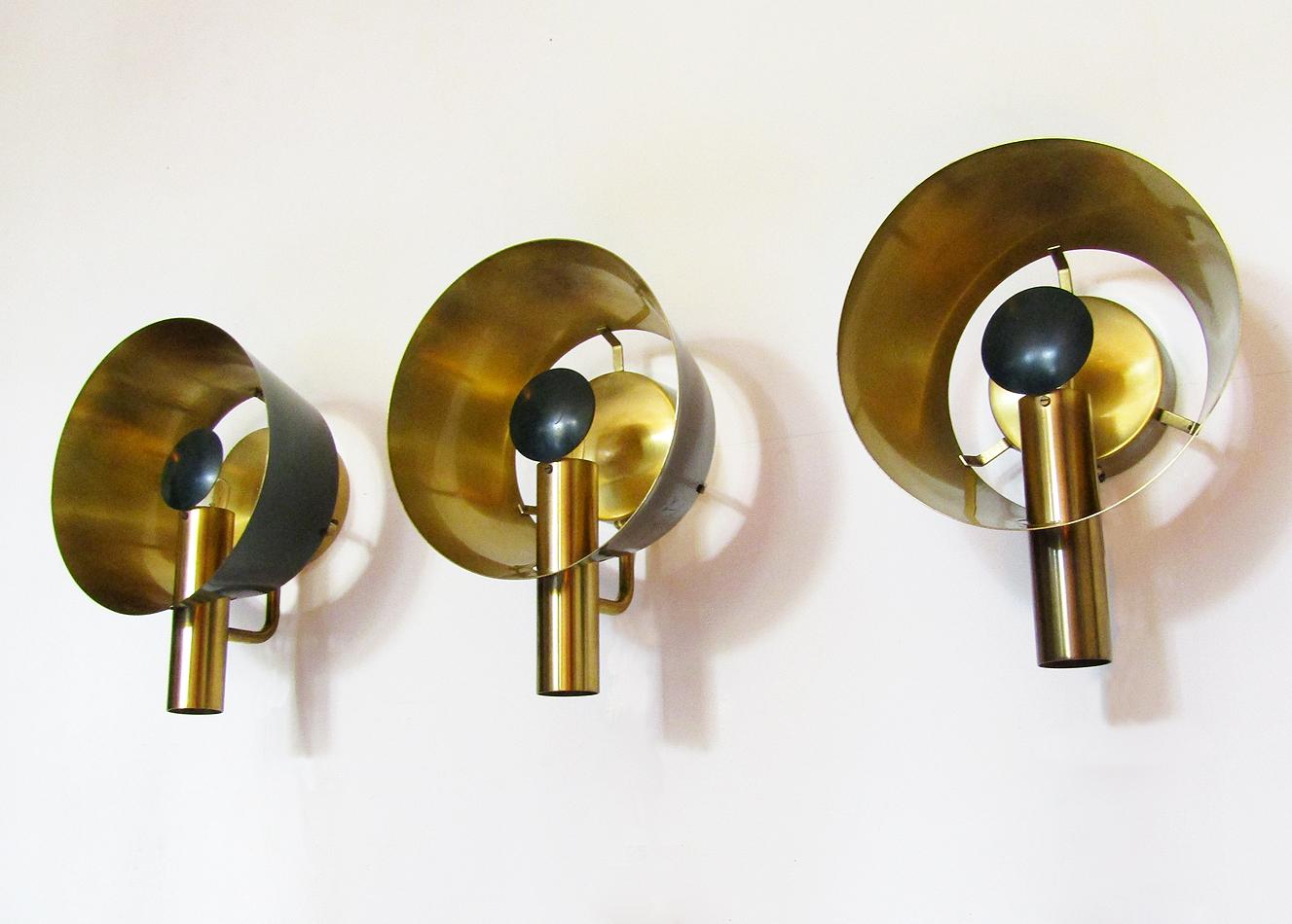 Three Sculptural Danish Wall Lights in Brass and Racing Green by Lyfa In Good Condition For Sale In Shepperton, Surrey
