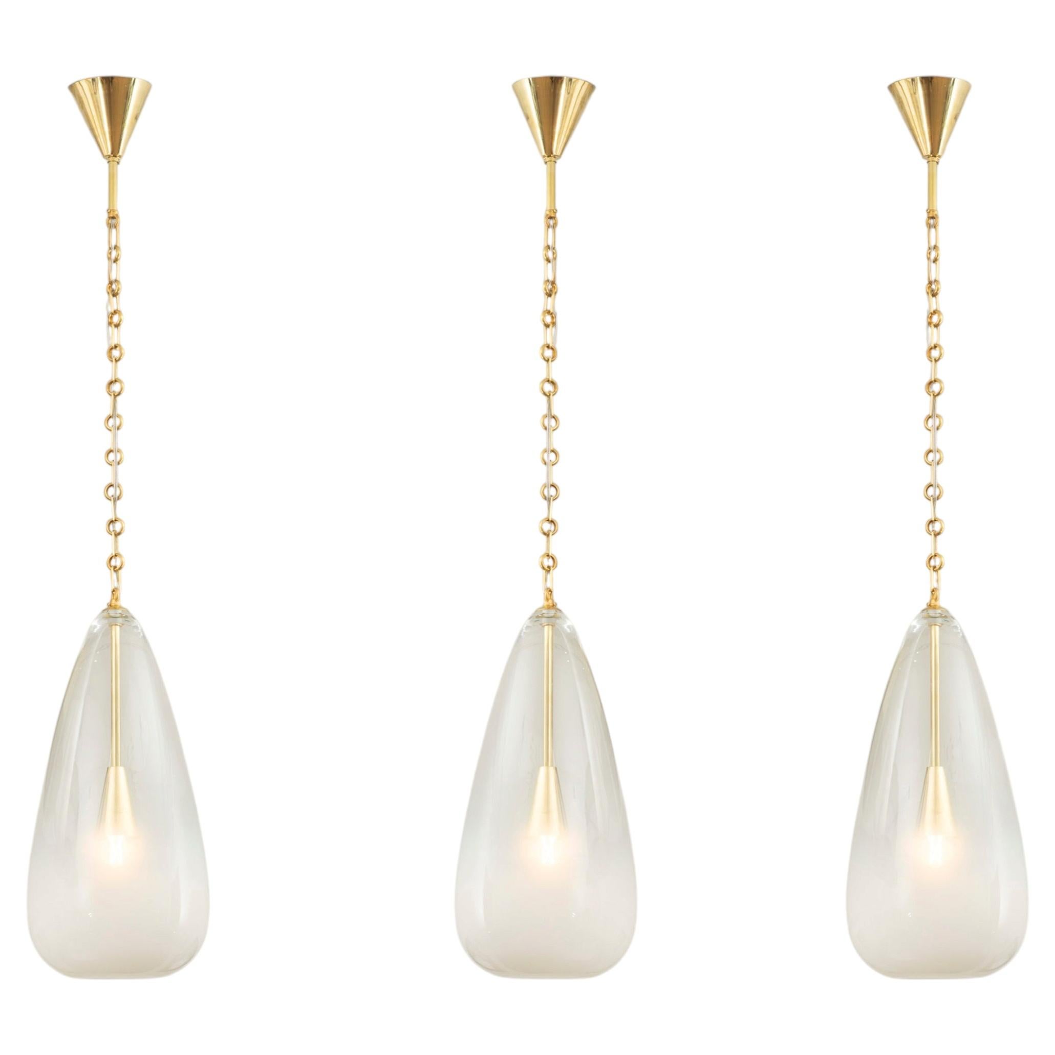 Lámpara colgante escultural de tres piezas de cristal de Murano, cristal soplado a mano y latón. En stock