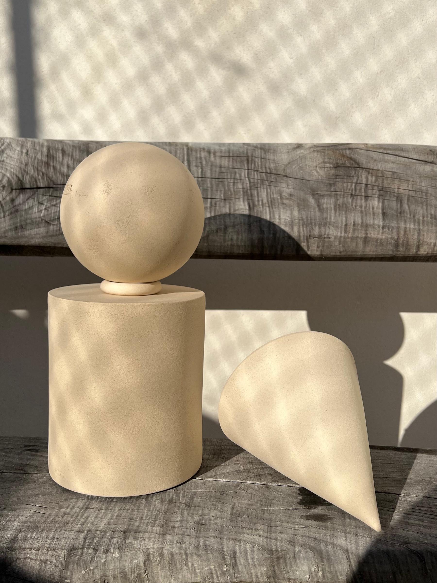 Tre oggetti scultorei 'Cubismo', Man Ray, ceramica grezza bianca in vendita 2