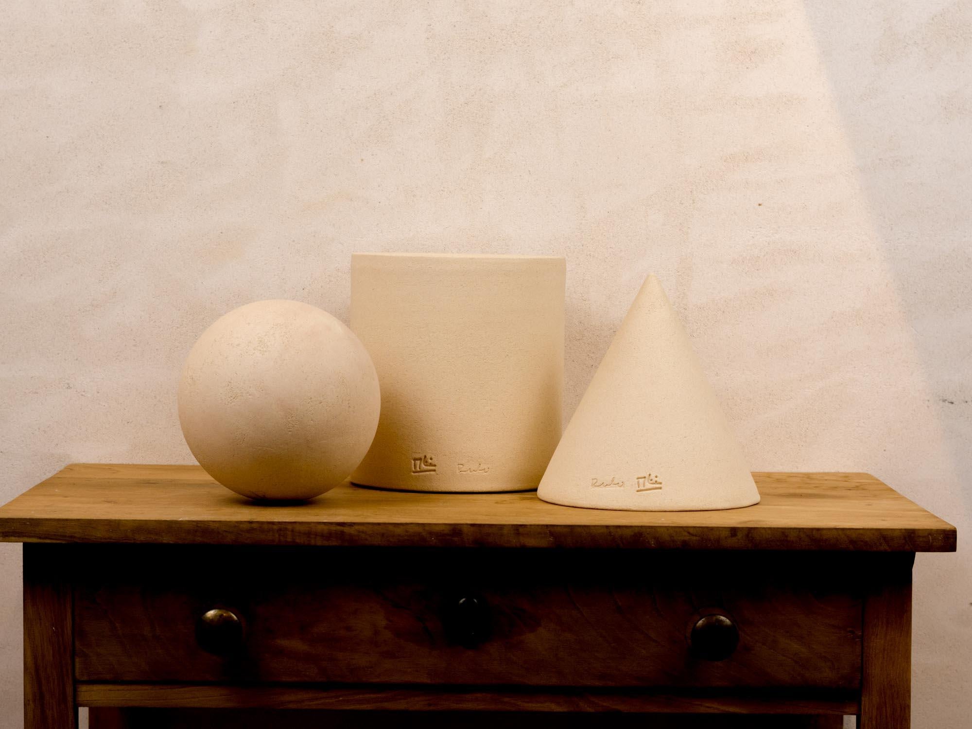 Set geometrico di 3 pezzi in ceramica, con gres di alta qualità della città galiziana di Buño, conosciuta in tutto il mondo per la sua qualità nella tecnica della ceramica. Le forme incluse in questo gioco decorativo sono una sfera, un rettangolo e