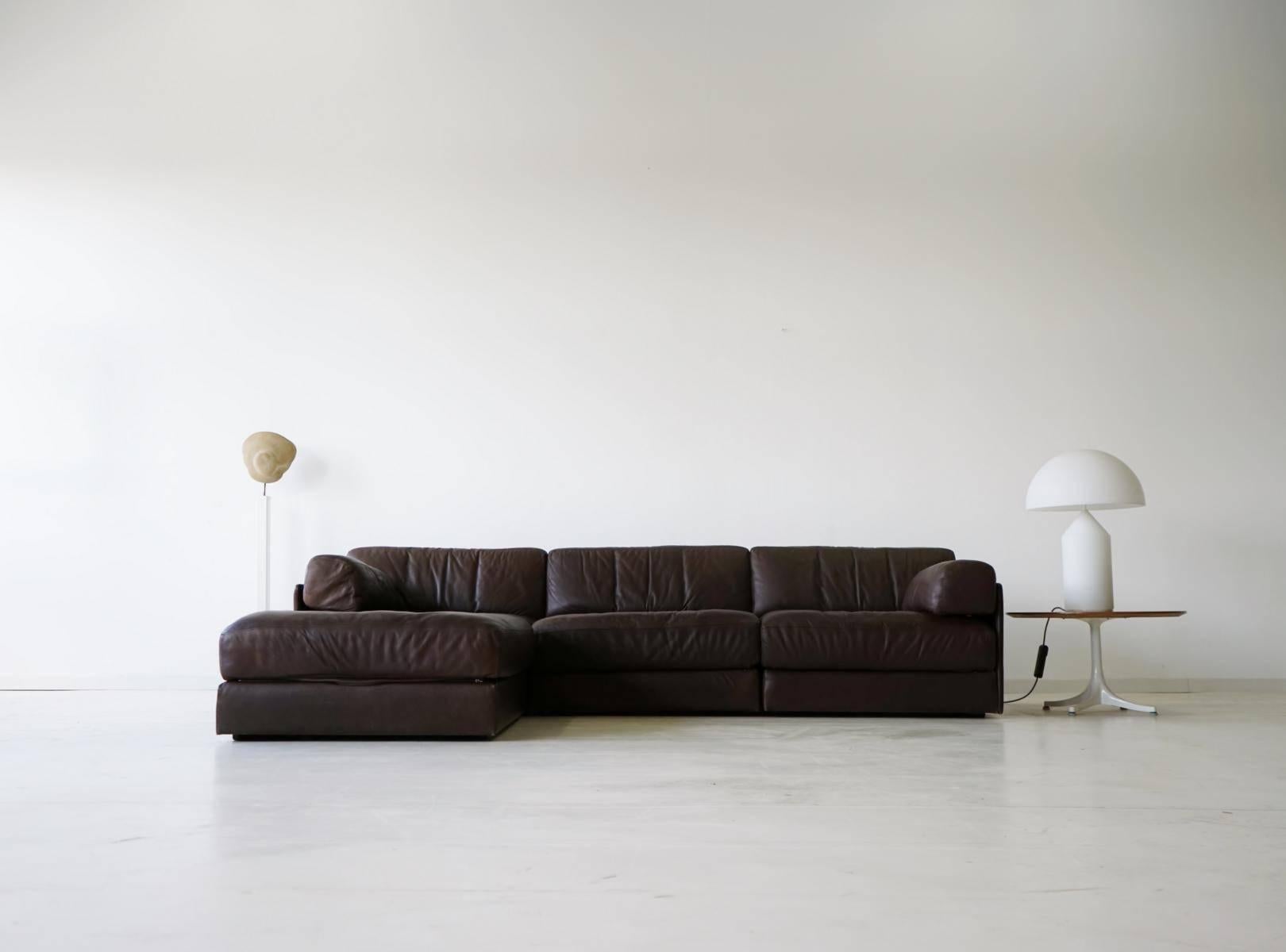 Three-seat and ottoman, De Sede Ds 76 leather modular lounge sofa daybed
Comfortable modular sofa by De Sede, Switzerland. Original brown leather in unrestored very good condition. The sofa is a real classic! This offer includes one three-seat and