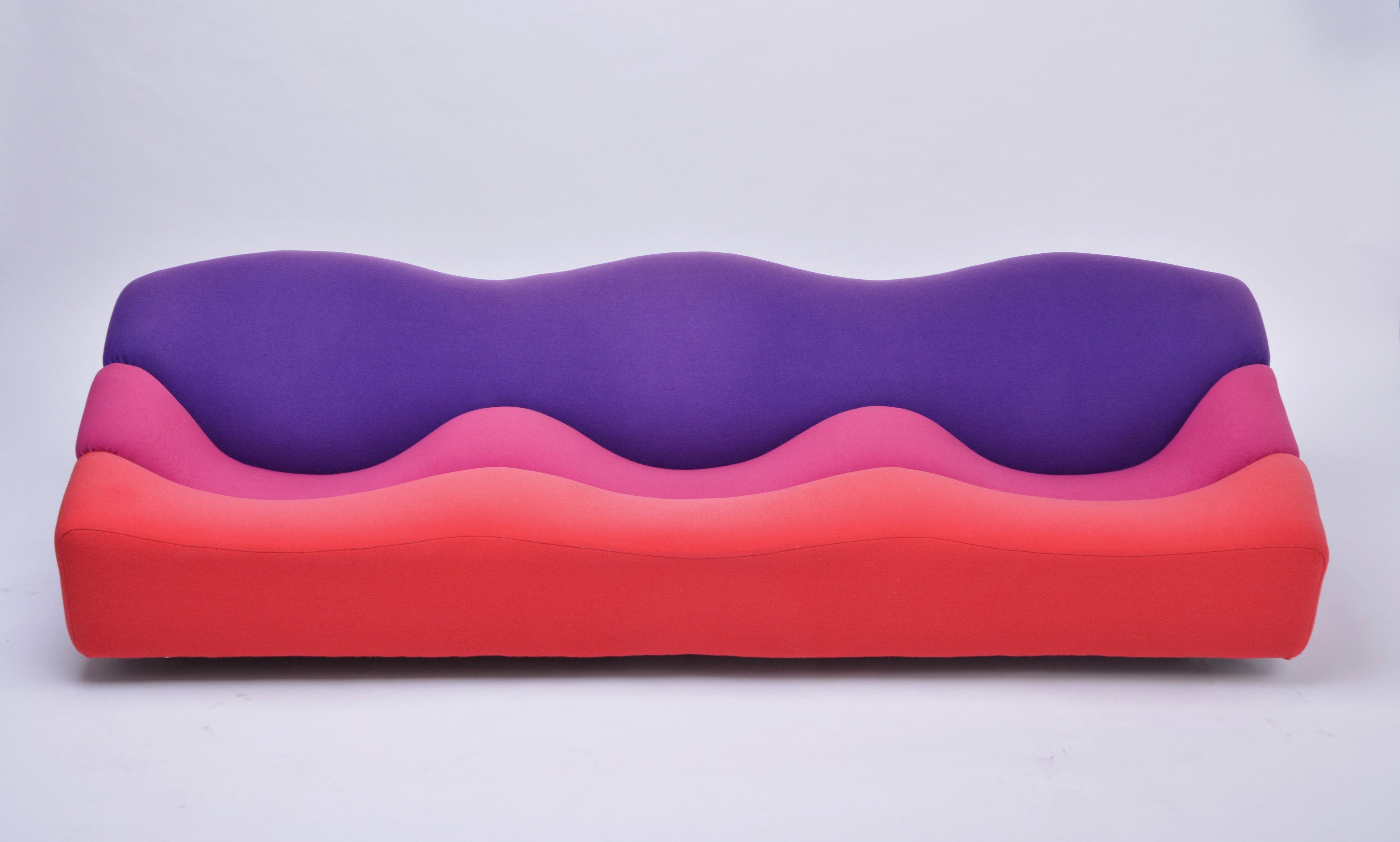 Pierre Paulin designed this stunning sculptural sofa in 1968 for Artifort. This model is the three-seat sofa from the F260 series also known as 