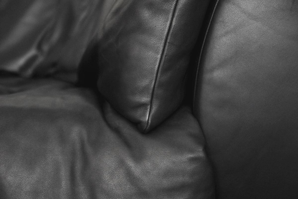 Three-Seat Black Leather Swiss Sofa by De Sede, 1980s 1