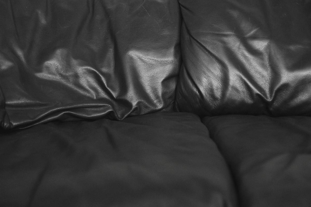 Three-Seat Black Leather Swiss Sofa by De Sede, 1980s 4