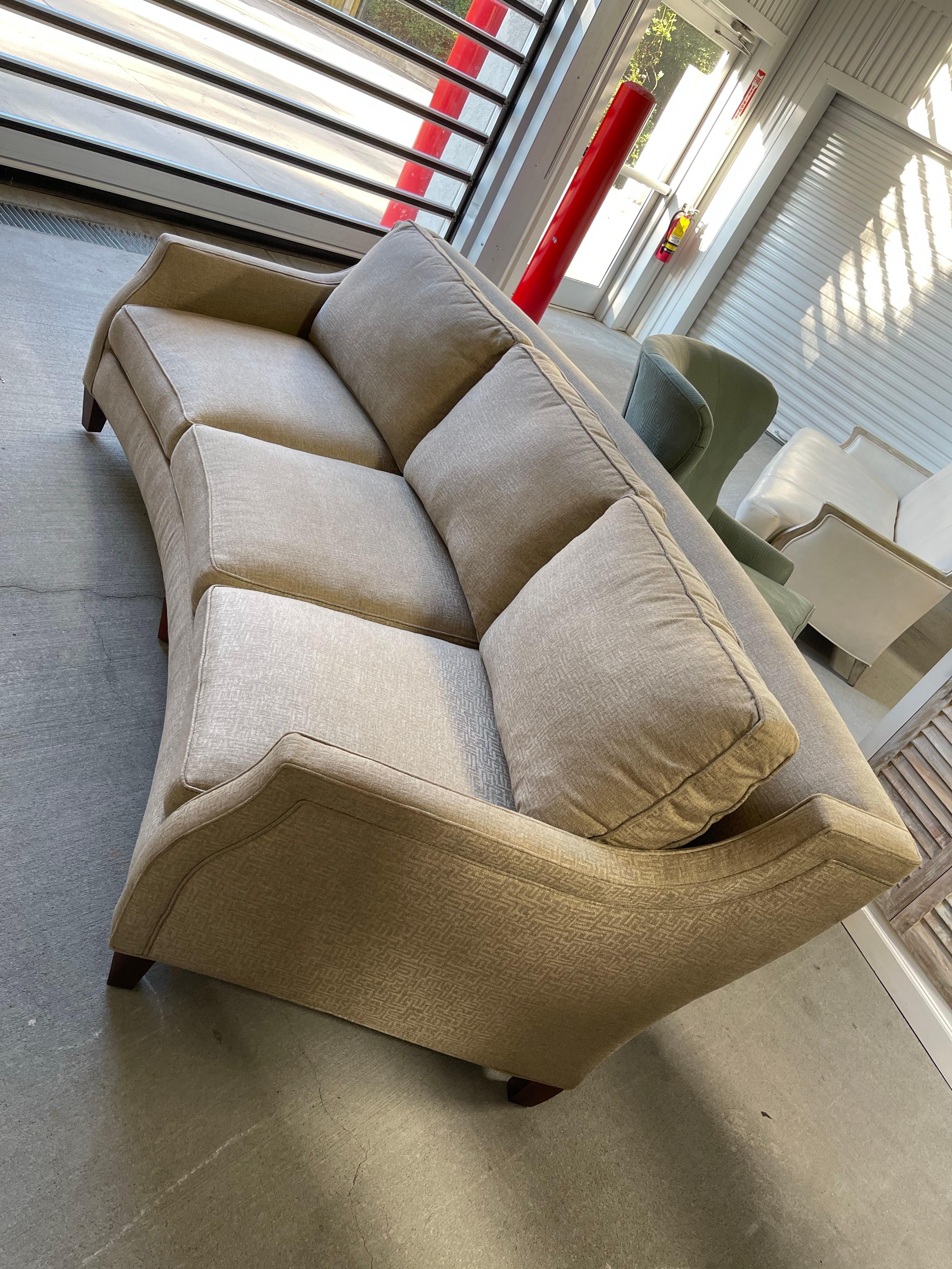 Divano a tre posti di forma curva in tessuto beige/marrone con disegno a chiave greca, 21° secolo