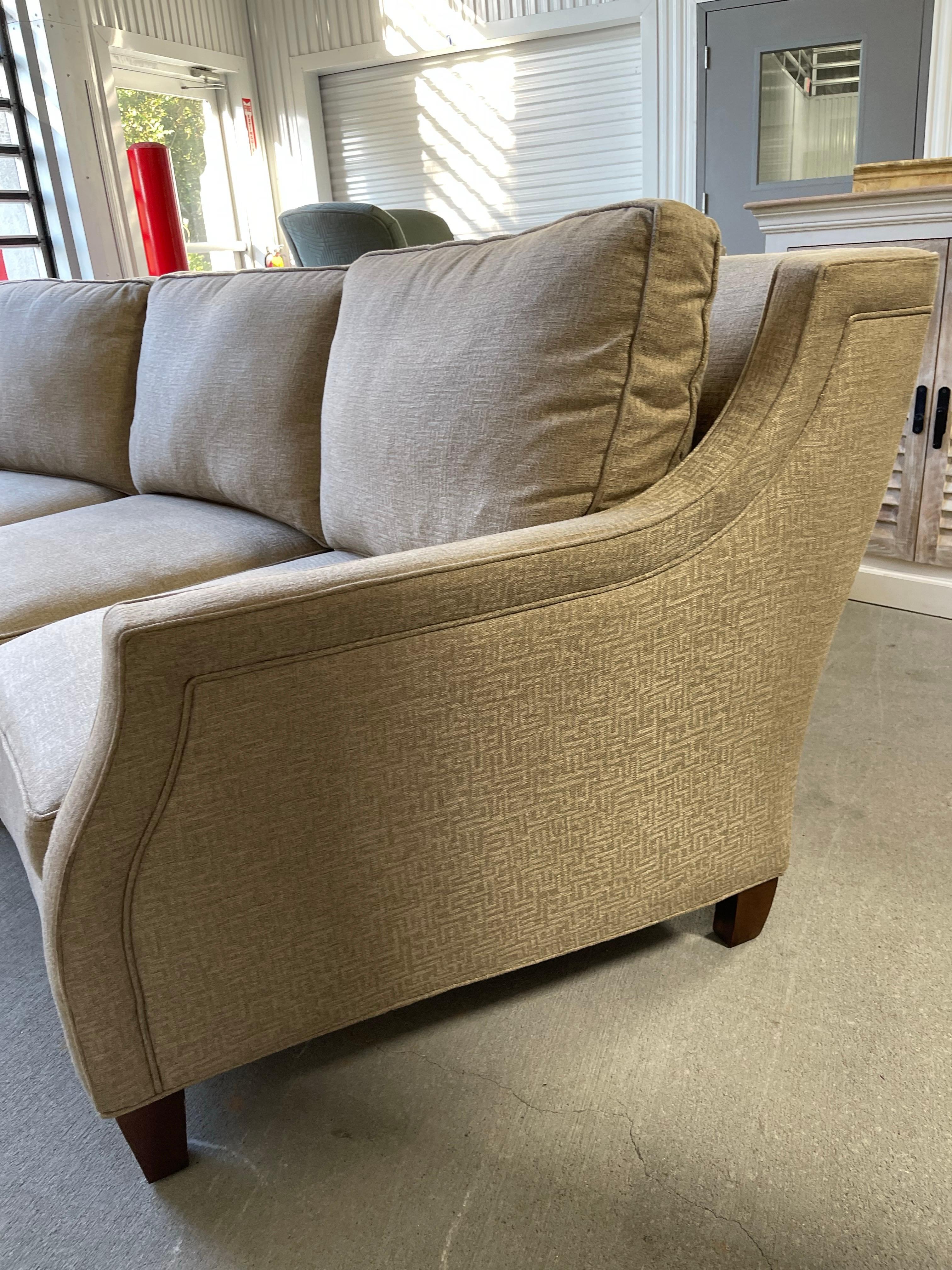 Americano Divano a tre posti di forma curva in tessuto con design a chiave greca, 21° secolo in vendita