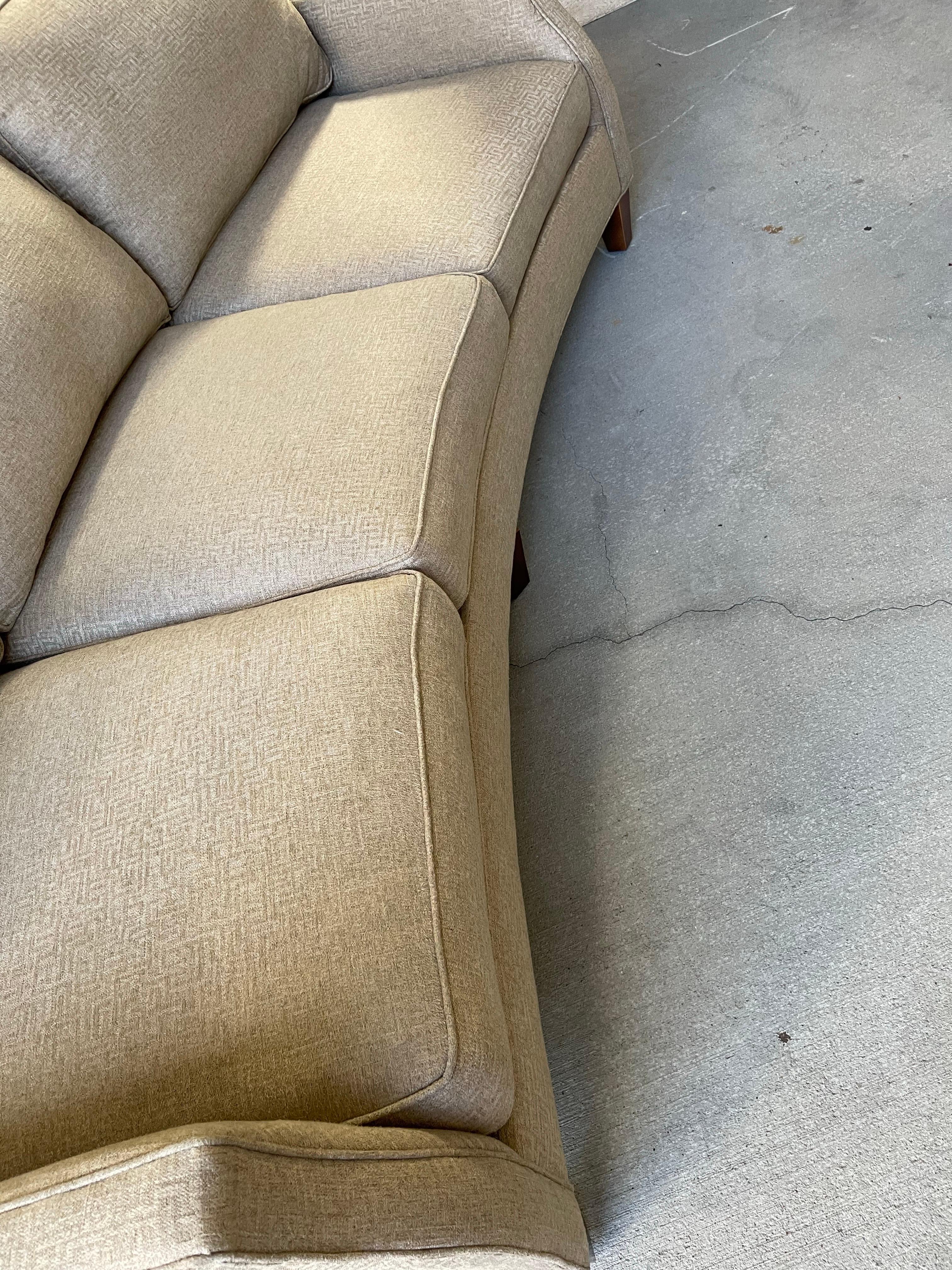 Tessuto Divano a tre posti di forma curva in tessuto con design a chiave greca, 21° secolo in vendita
