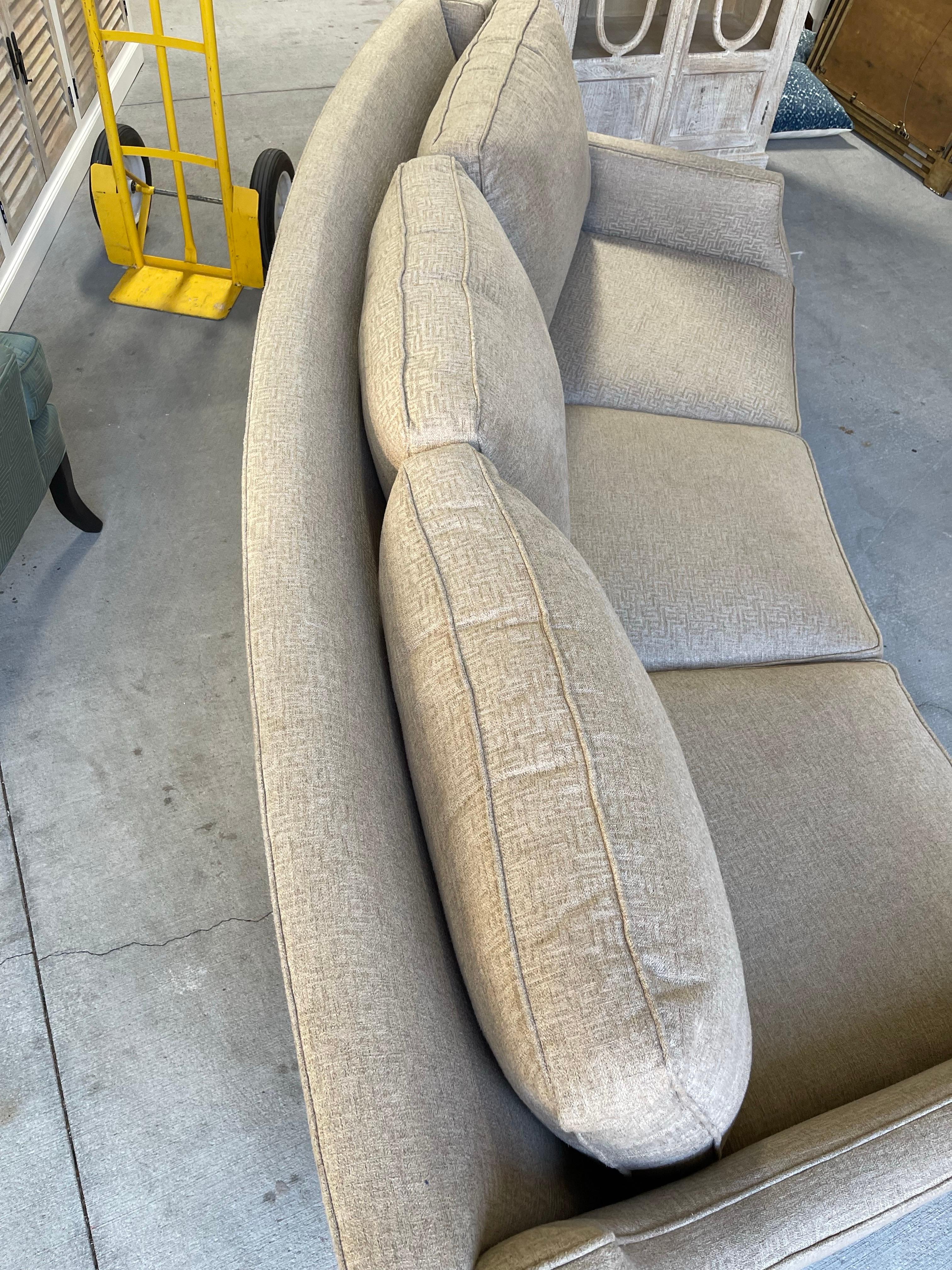 Divano a tre posti di forma curva in tessuto con design a chiave greca, 21° secolo in vendita 1