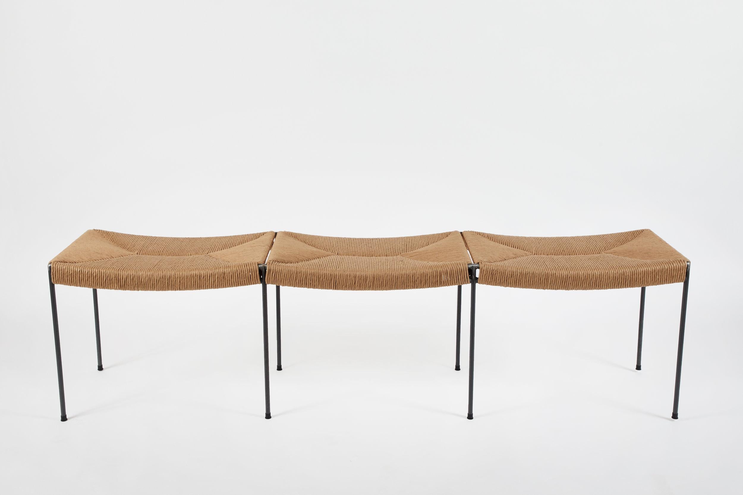 Le banc est tissé à la main par un maître tisserand ayant plus de 40 ans d'expérience. 

Nous utilisons 70% d'acier recyclé pour le cadre plaqué en bronze

Design/One a été conçu par un ancien marchand d'art qui a représenté des artistes