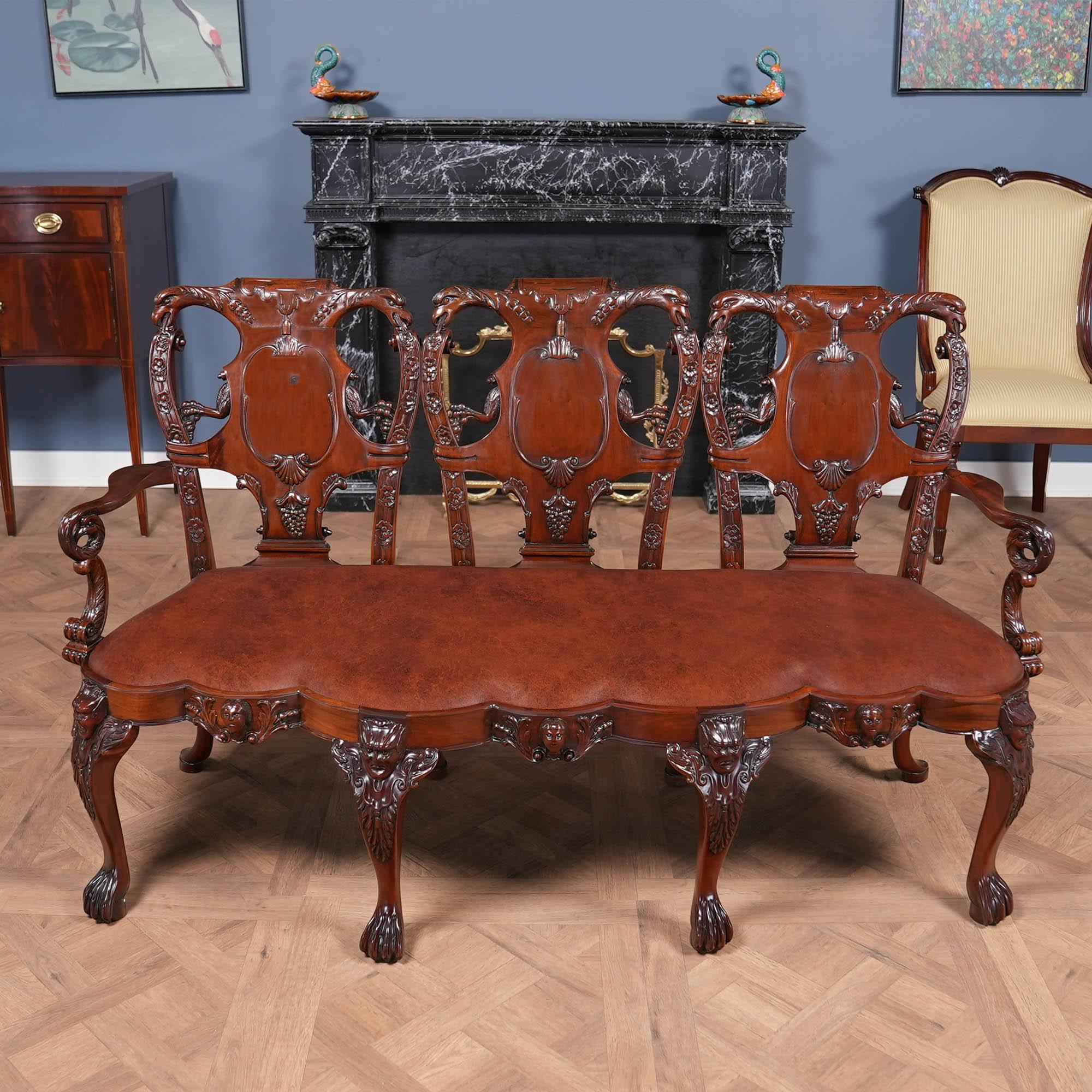 Questa sedia a tre posti in stile Feder di Niagara Furniture, intagliata a mano e di alta qualità, presenta alcuni degli intagli più dettagliati disponibili oggi sul mercato. Splendidamente rifinita in pelle pieno fiore, la sedia a tre posti in