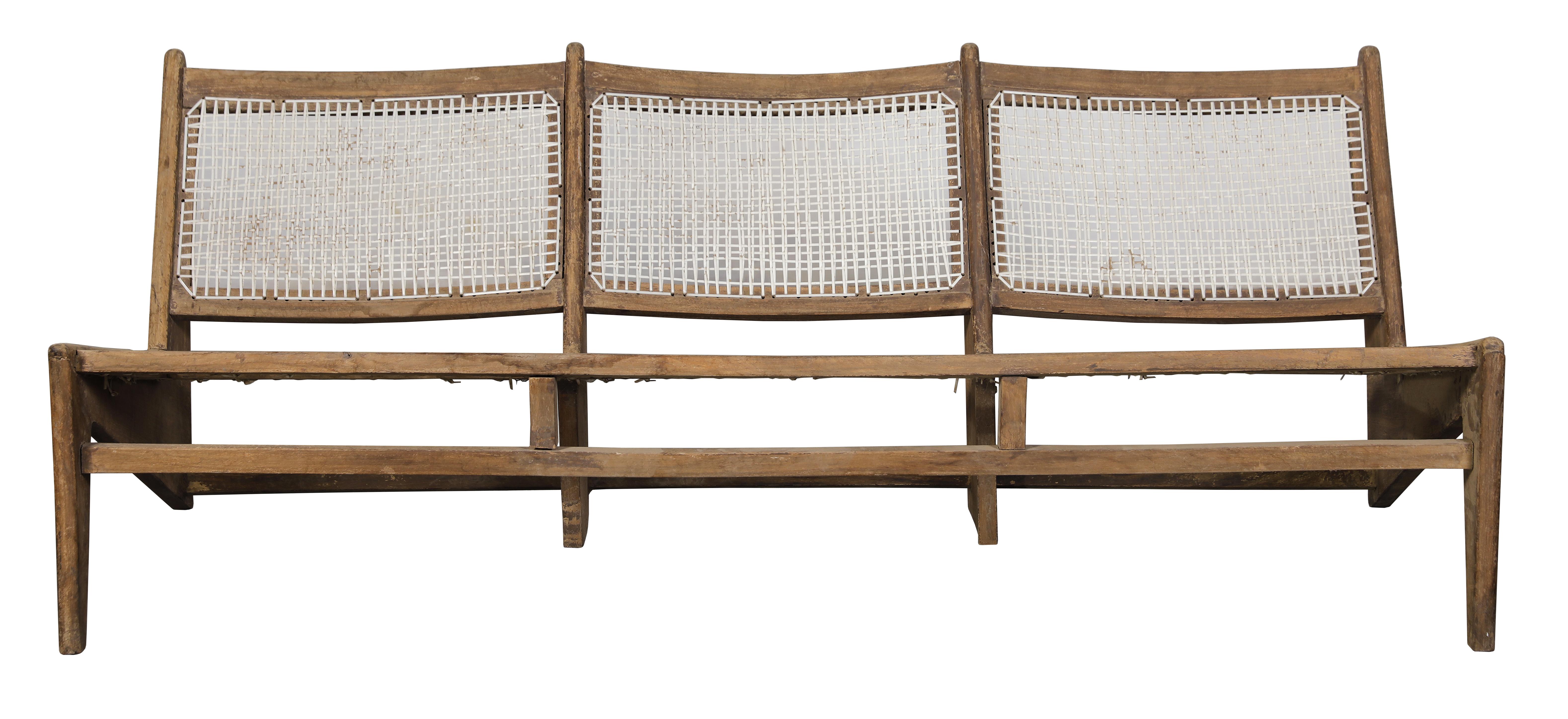 Eine ganz besondere dreisitzige Känguru-Lounge PJ-SI-59-B für das Chandigarh-Projekt ca. 1955 
Dieses Beispiel aus massivem Sisso-Holz.    Wunderschön restauriert nach den ursprünglichen Spezifikationen und bereit für den täglichen Gebrauch. 
Von