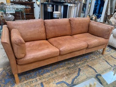 Sofás de tres plazas en piel original, by Mogens Hansen