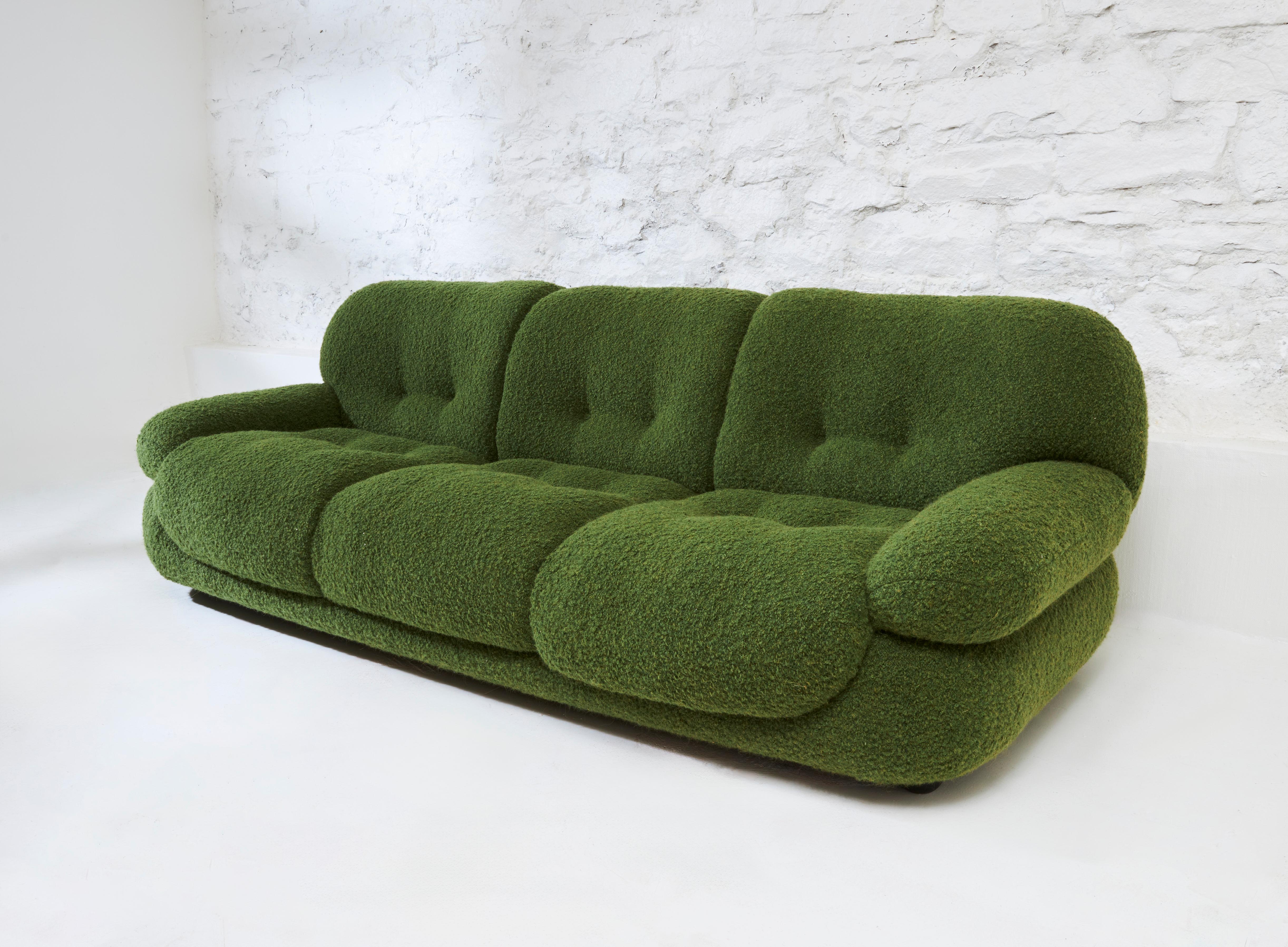 Ein geräumiges Loungesofa, entworfen von Sapporo für Mobil Girgi in Italien in den 1970er Jahren. Dieses große und stilvolle Sofa lädt mit seinen flauschigen Kissen und einladenden runden Formen zum Verweilen ein. Er wurde mit dem Gedanken an