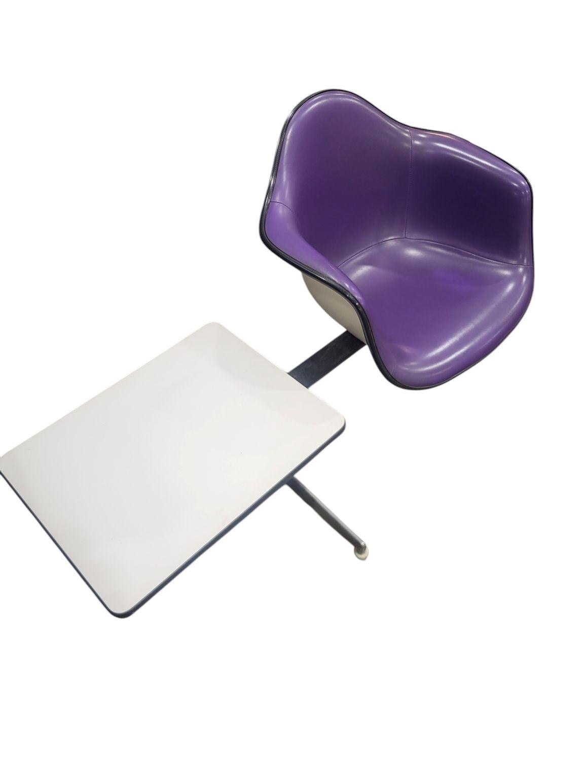 Sofá en tándem de tres plazas Shell De Charles and Ray Eames para Herman Miller C.1974 en venta 4