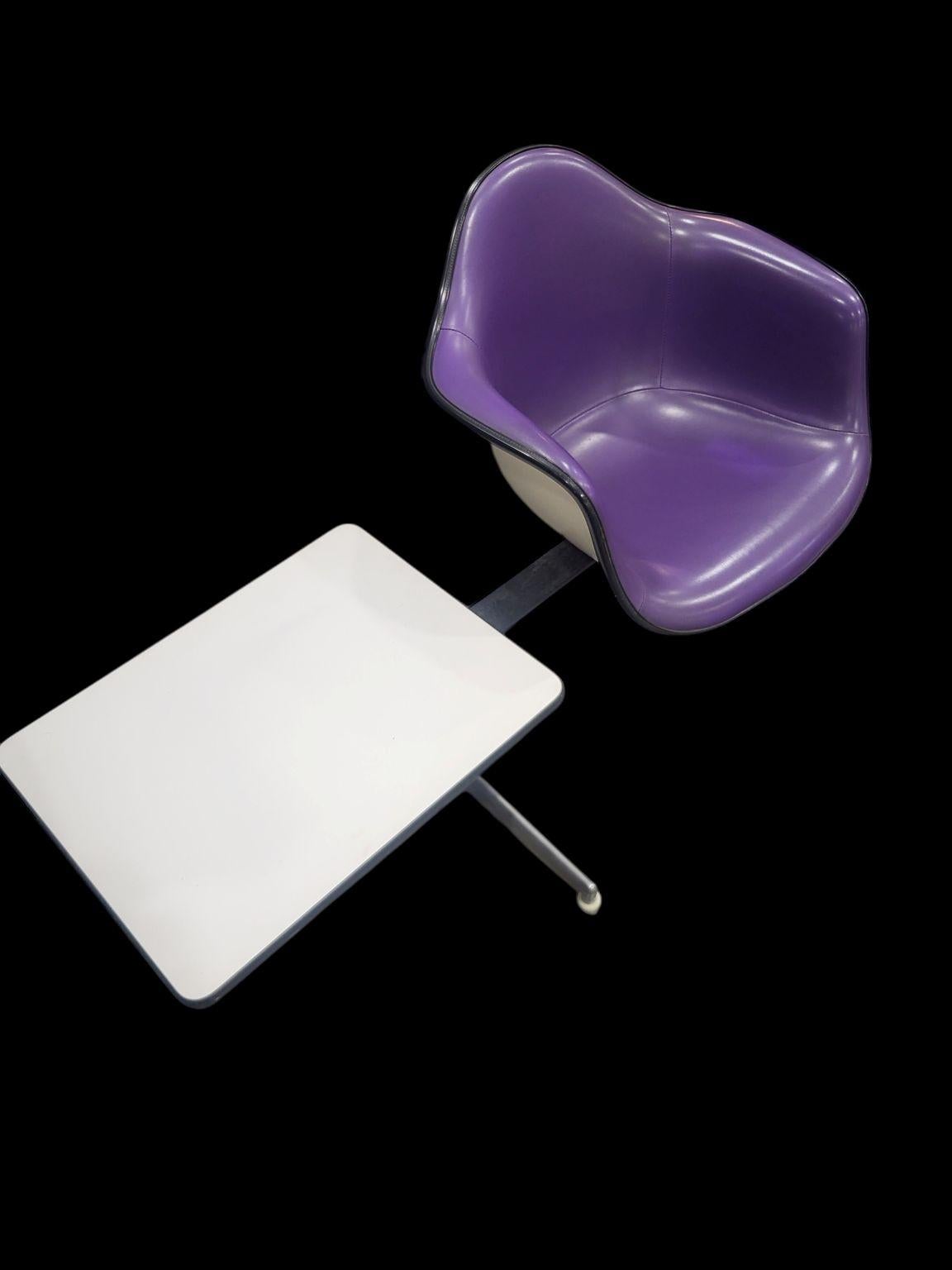 Sofá en tándem de tres plazas Shell De Charles and Ray Eames para Herman Miller C.1974 en venta 5