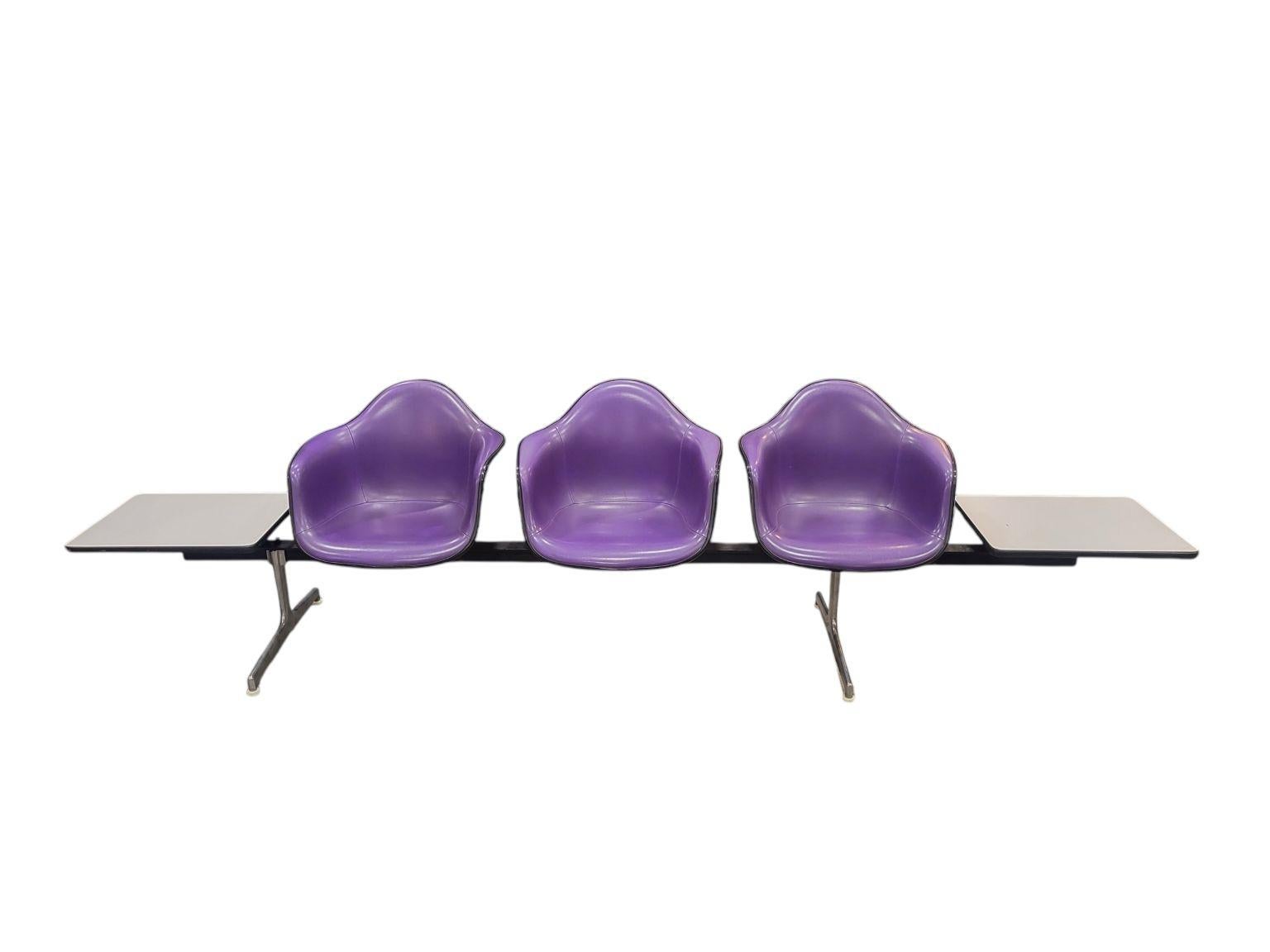 Sofá en tándem de tres plazas Shell De Charles and Ray Eames para Herman Miller C.1974 en venta 8