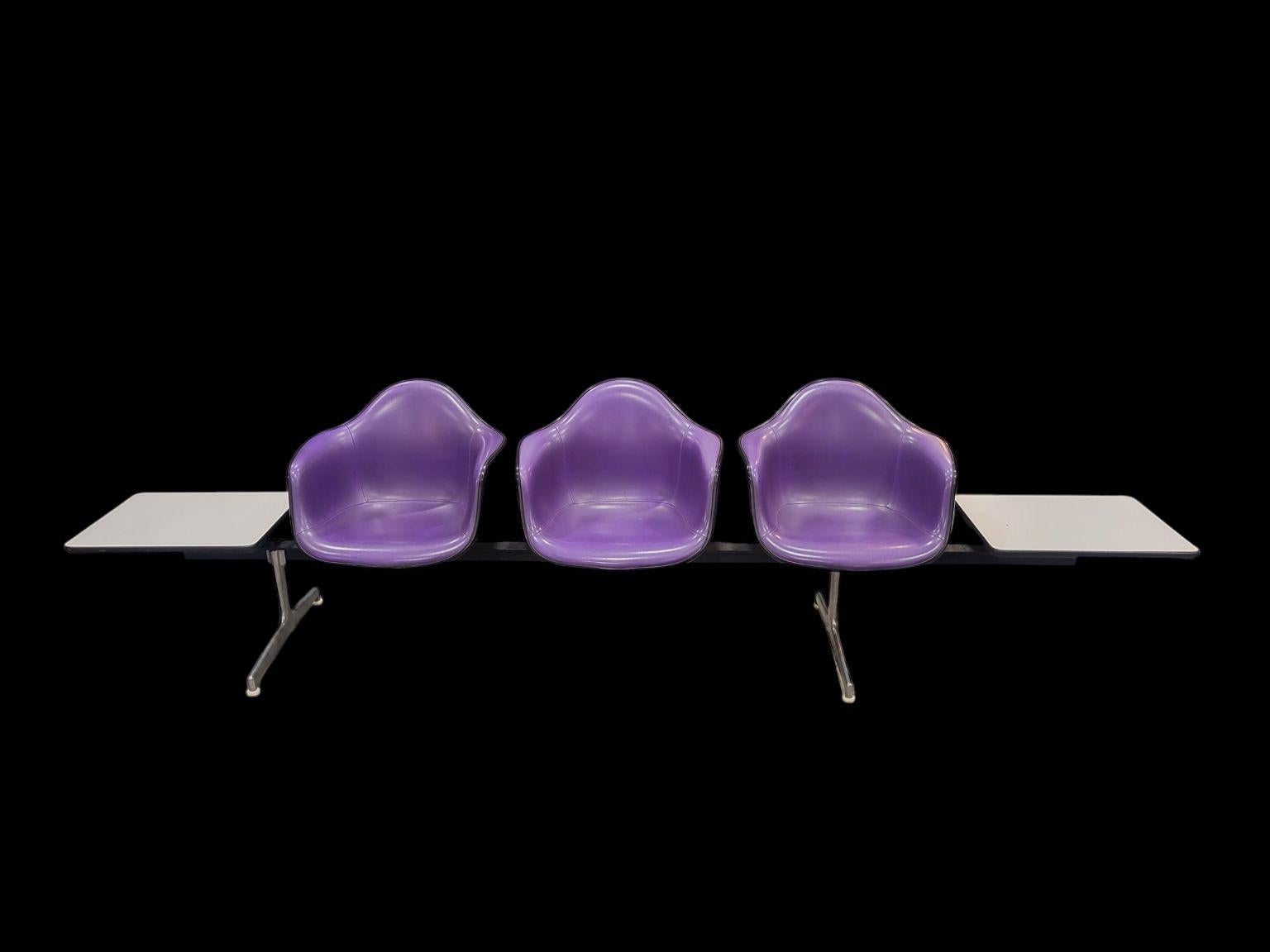Sofá en tándem de tres plazas Shell De Charles and Ray Eames para Herman Miller C.1974 en venta 9