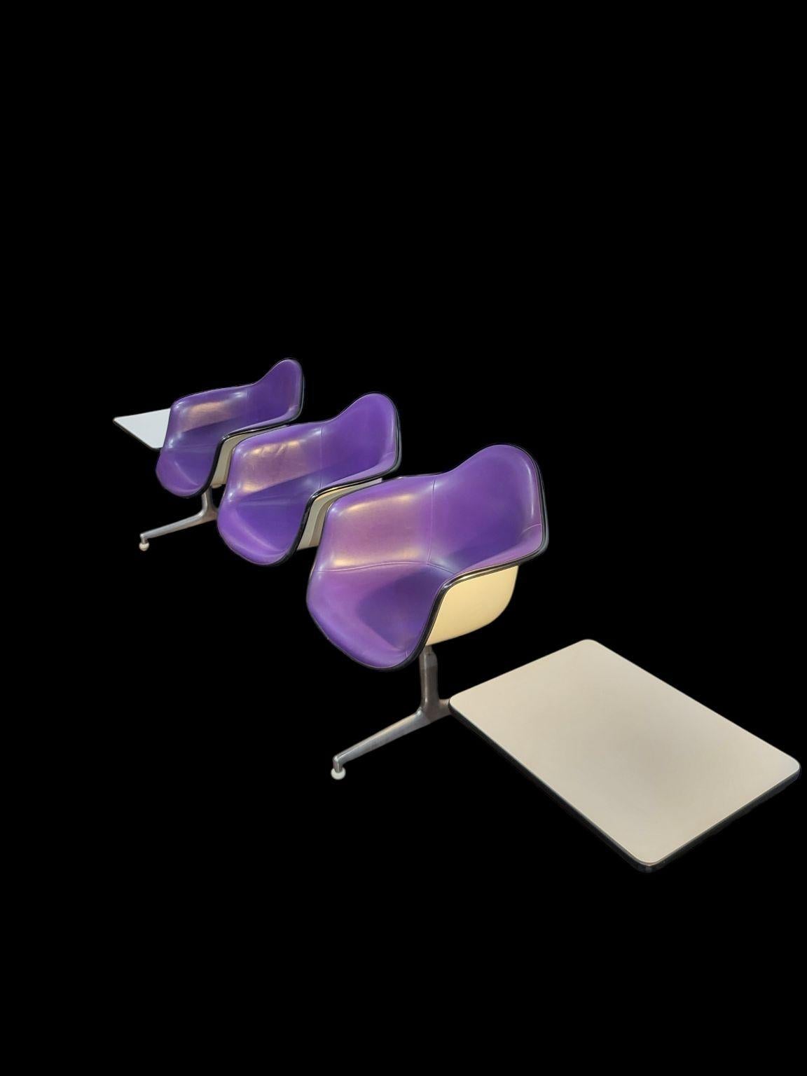 Sofá en tándem de tres plazas Shell De Charles and Ray Eames para Herman Miller C.1974 en venta 11