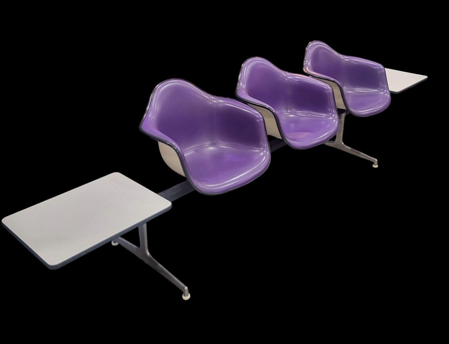 Sofá en tándem de tres plazas Shell De Charles and Ray Eames para Herman Miller C.1974 Moderno de mediados de siglo en venta