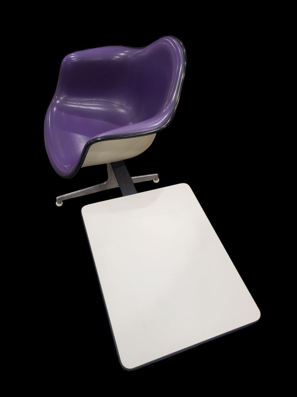 Sofá en tándem de tres plazas Shell De Charles and Ray Eames para Herman Miller C.1974 en Bueno estado para la venta en Bernville, PA