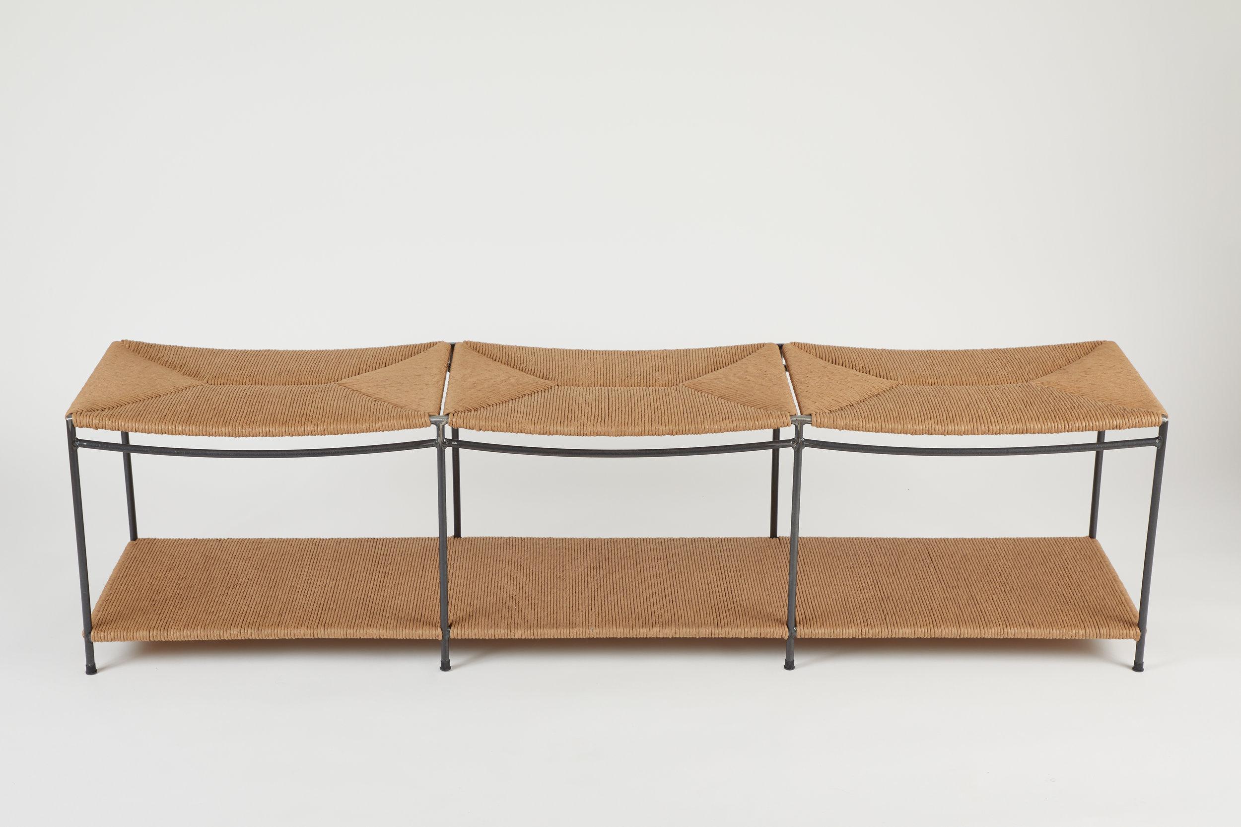 Le banc est tissé à la main par un maître tisserand ayant plus de 40 ans d'expérience. 

Nous utilisons 70% d'acier recyclé pour le cadre plaqué en bronze

Design/One a été conçu par un ancien marchand d'art qui a représenté des artistes