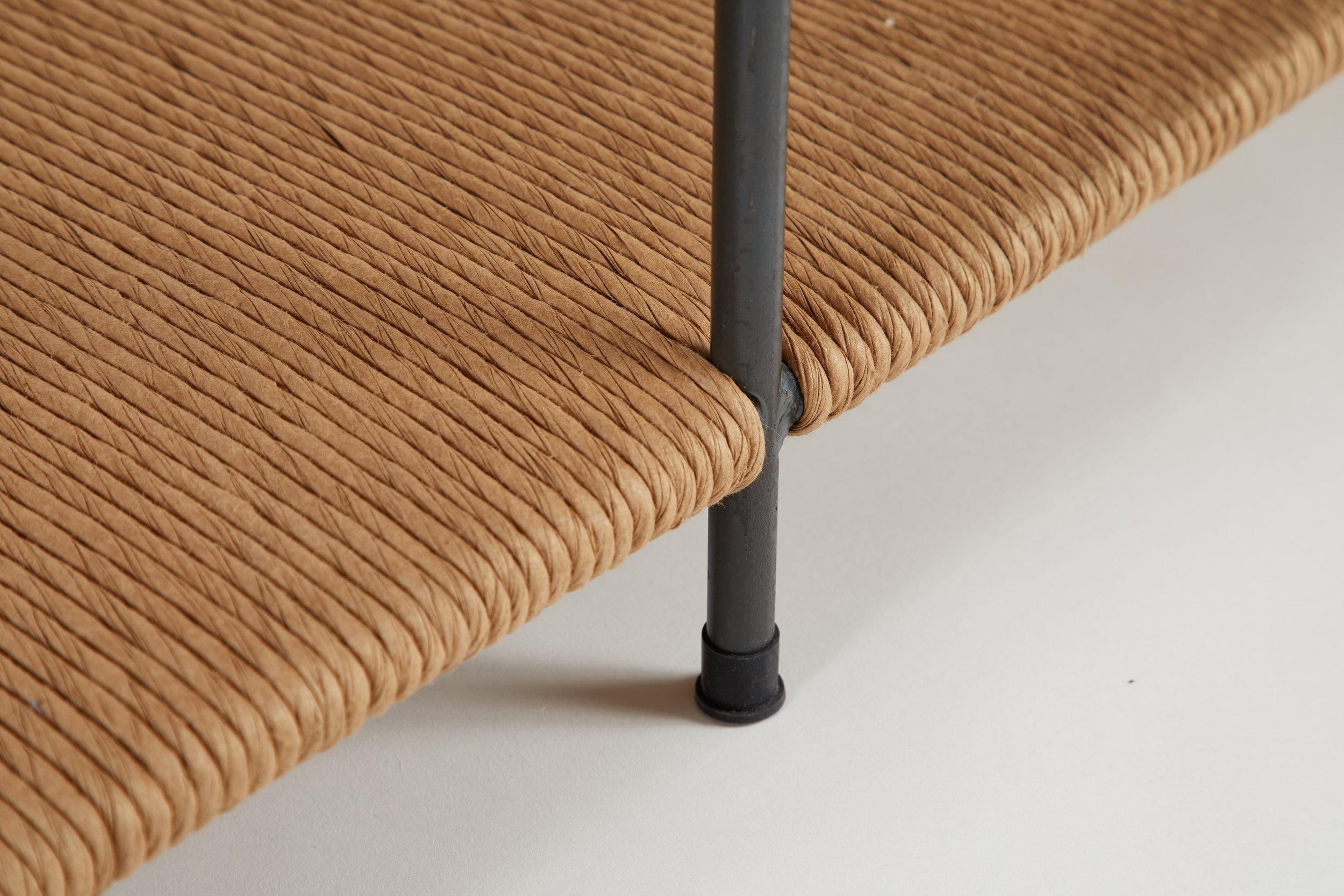 Tissage Banc en jonc tissé à la main à trois places avec étagère en vente