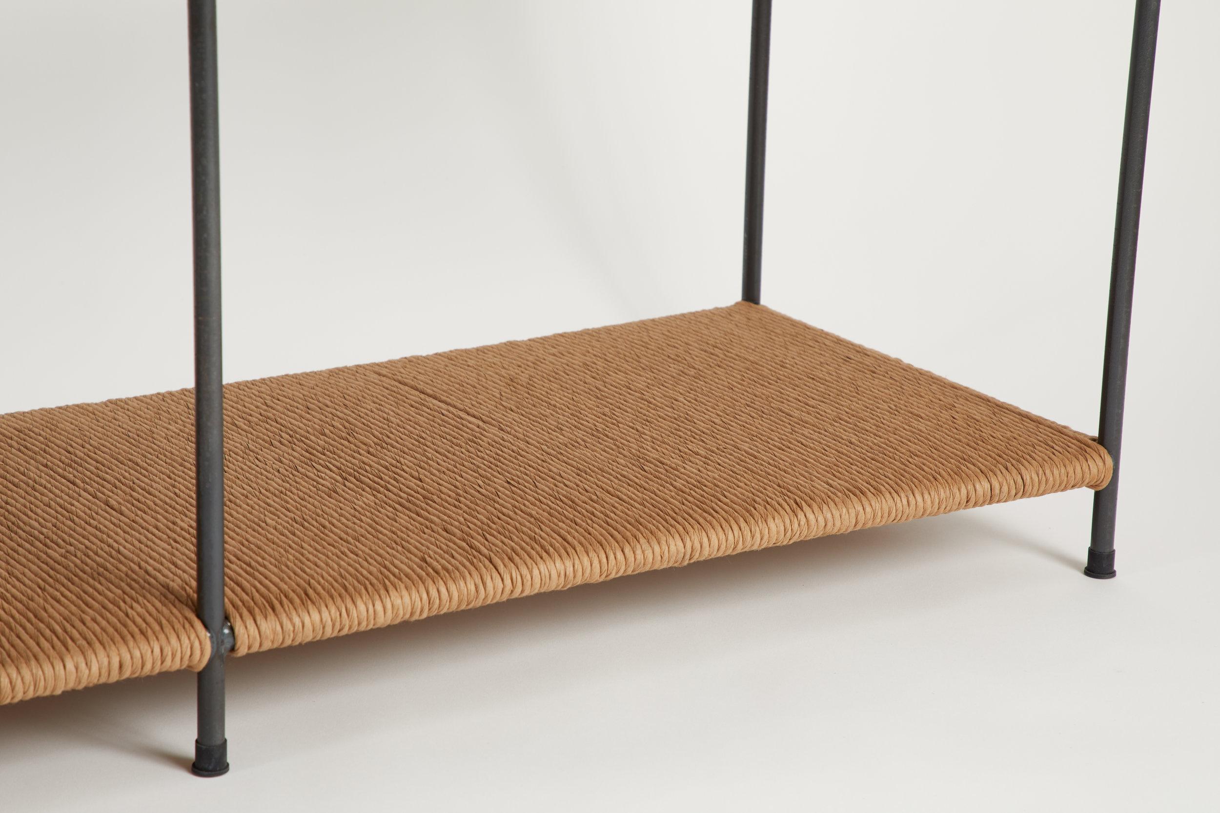Banc en jonc tissé à la main à trois places avec étagère Neuf - En vente à Venice, CA