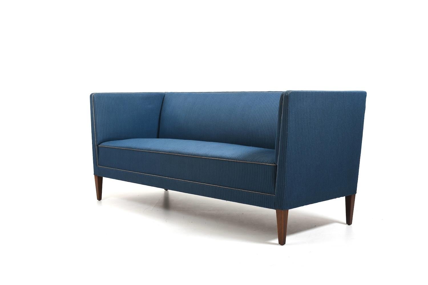 Danish Three Seat Sofa by Frits Henningsen 1930s. Original Condition For Sale
