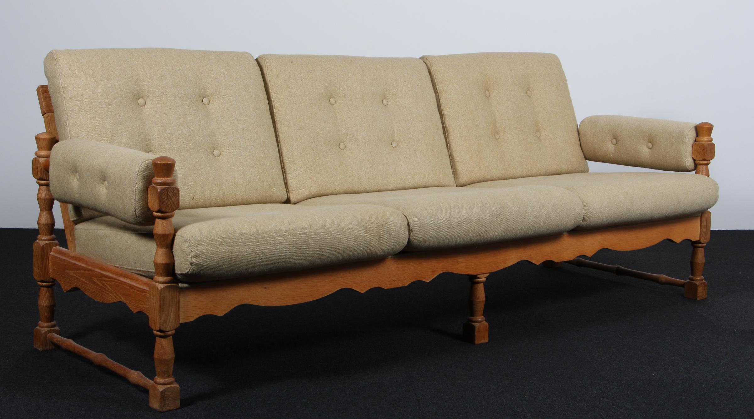 Dreisitziges Sofa mit hellgrünem Wollstoff. Hergestellt von Hennign Kjærnulf

Erfrischendes Design mit kühnem Barock, das sich mit dem Modernismus der Mitte des Jahrhunderts verbindet.


Hergestellt von EG Møbler in den 1960er-1970er Jahren.
  