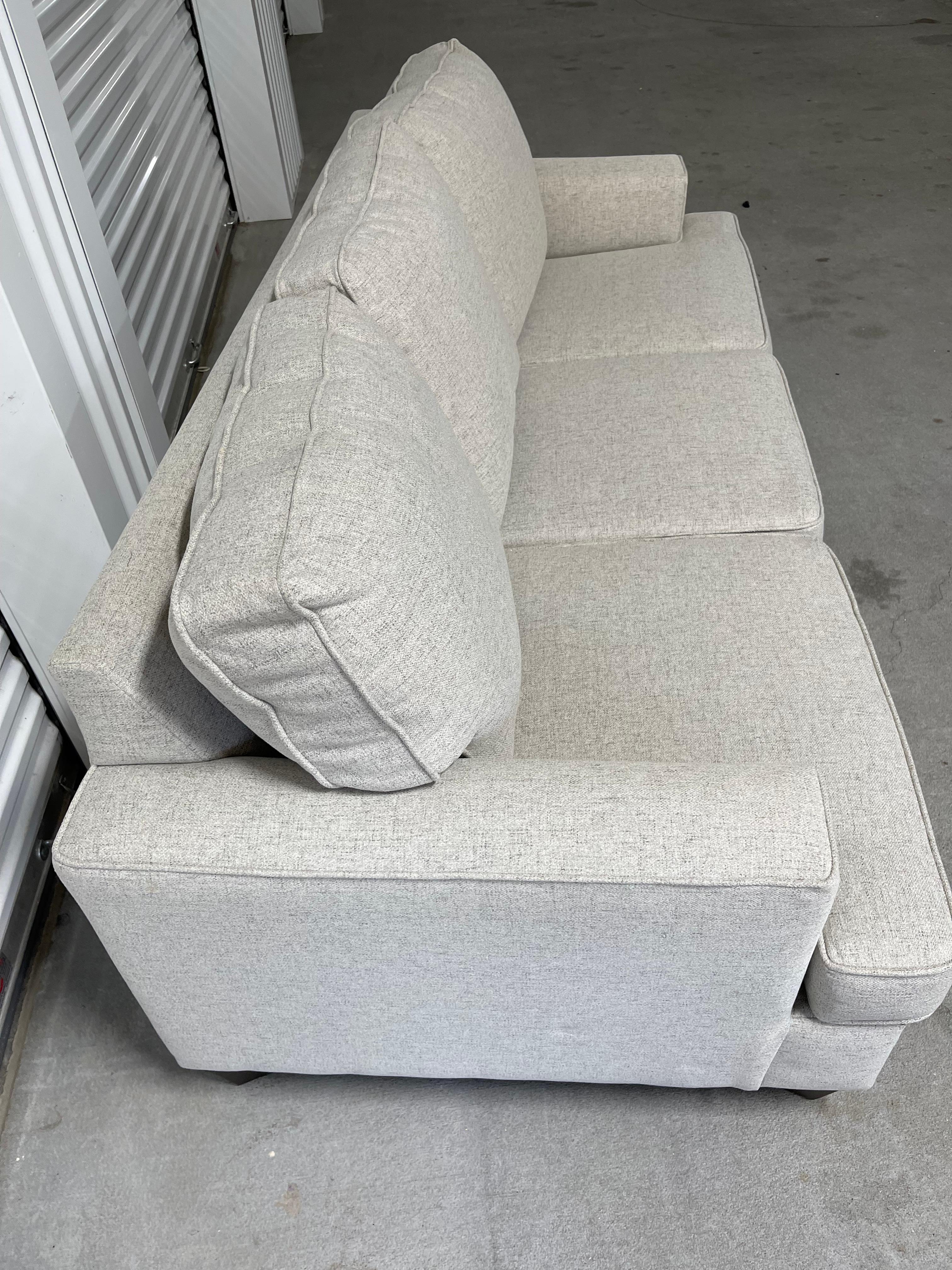 Canapé trois places en tissu tweed gris, 21e siècle Bon état - En vente à Savannah, GA