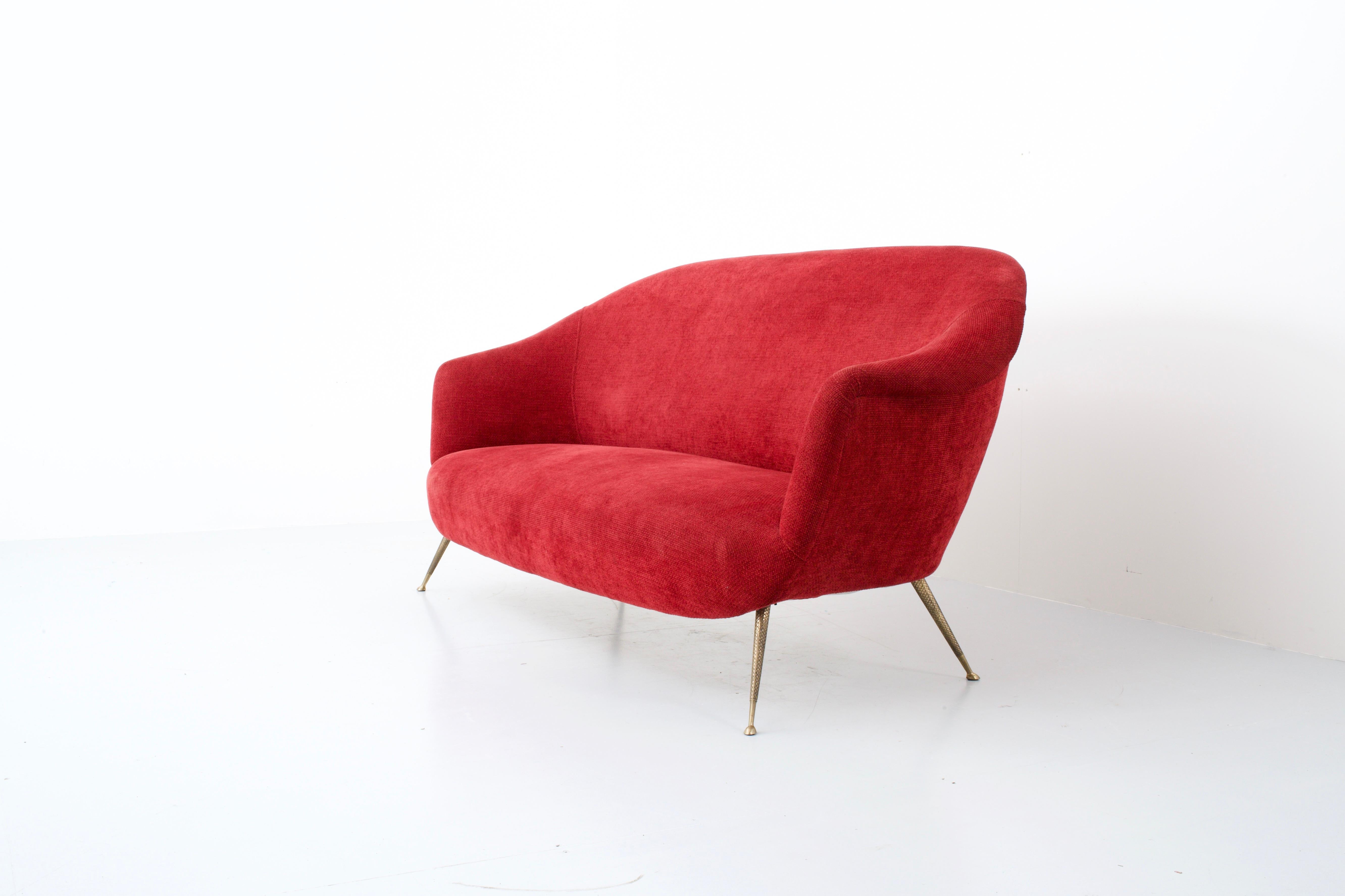 Dreisitzer-Sofa aus Messing und Stoff, Italien, 1960er Jahre (Moderne der Mitte des Jahrhunderts) im Angebot