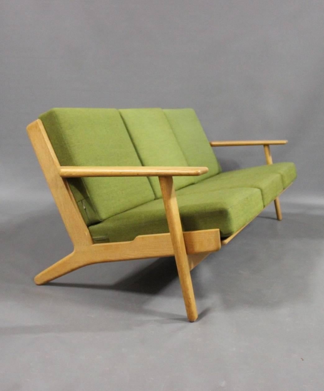 Three-seat sofa, model GE290, in oak and green Hallingdal wool. Designed by Hans J. Wegner in 1953 and manufactured by GETAMA in the 1960s.