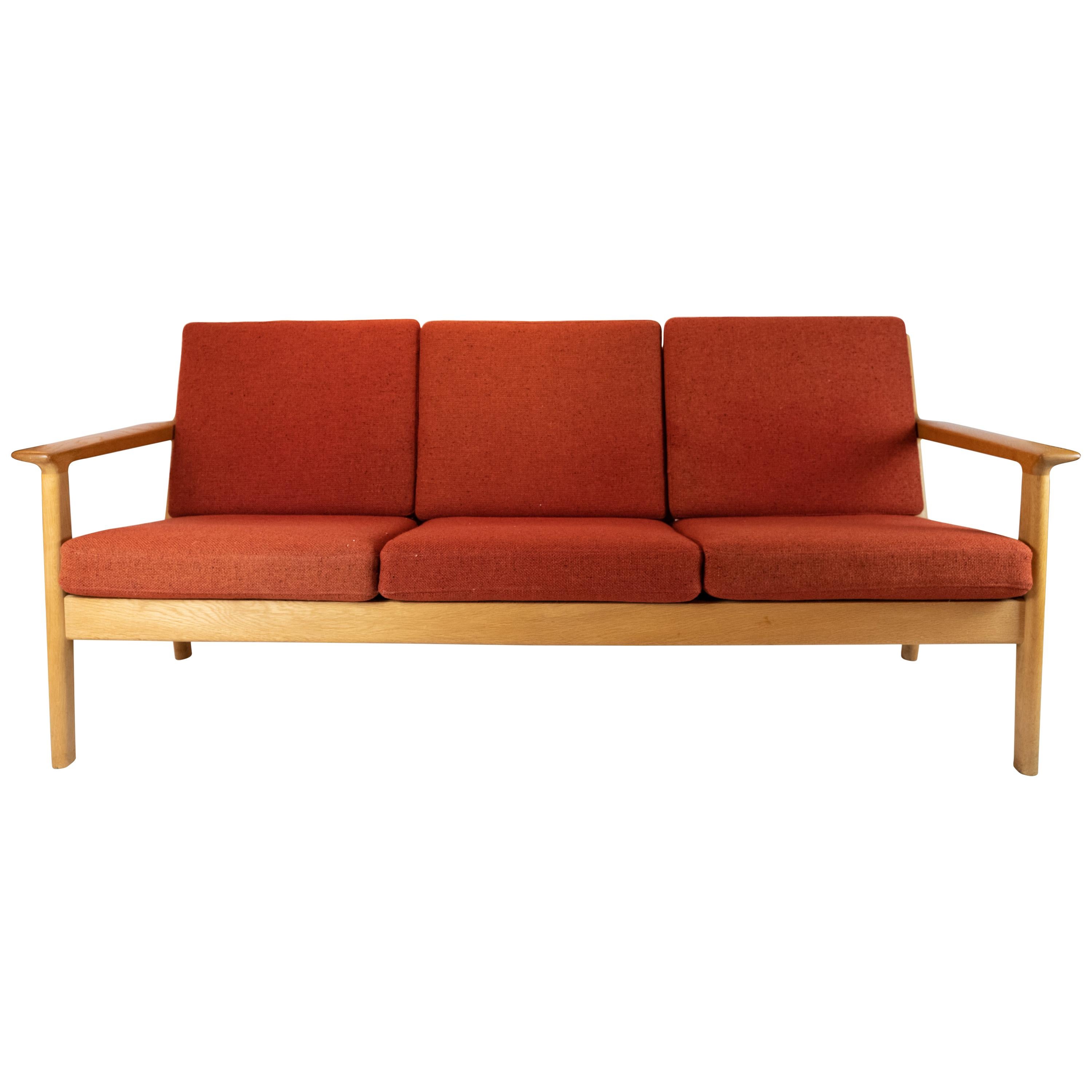 Canapé trois places en chêne et tissu de laine rouge de Hans J. Wegner et GETAMA