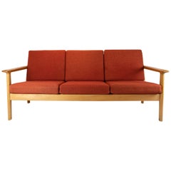 Dreisitzer-Sofa aus Eiche und rotem Wollstoff von Hans J. Wegner und GETAMA