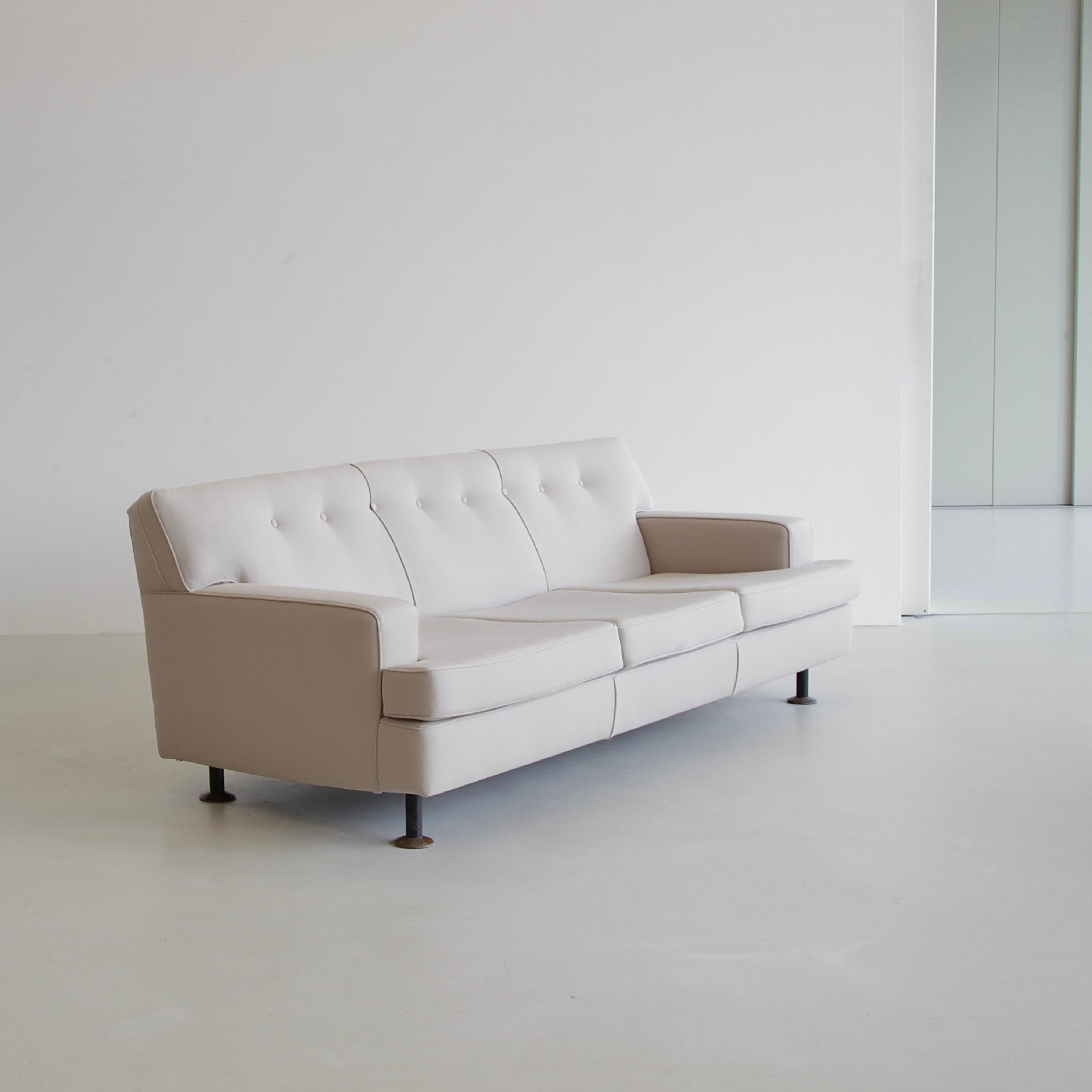 Sofa from the RSQUARE series, designed by Marco Zanuso. Italy, Arflex 1961.

Newly upholstered sofa by Marco Zanuso, with buttoned backrest and three loose seat cushions. Black metal legs with Teak wood feet. Upholstered in KVADRAT