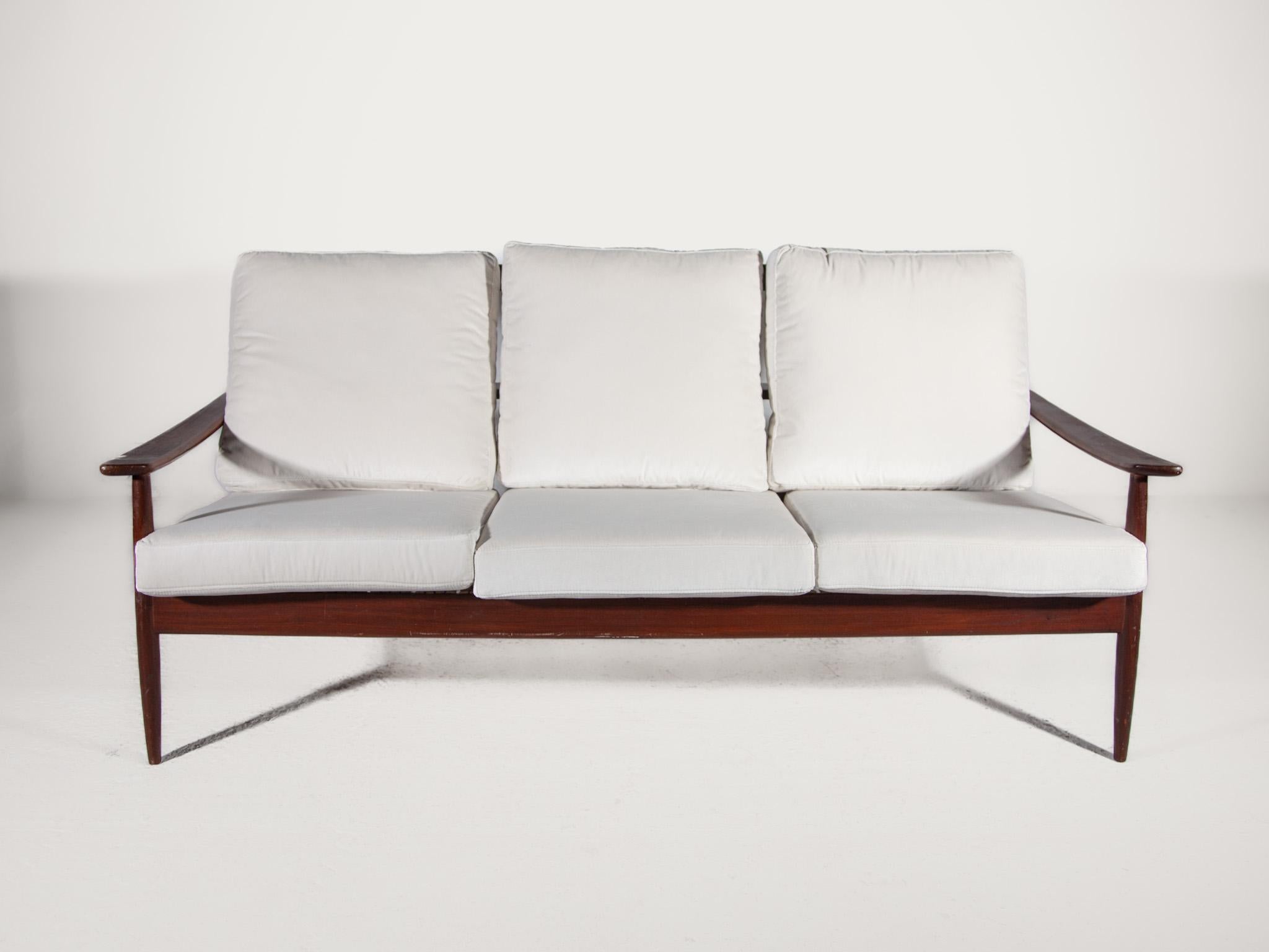 Dreisitzer-Sofa 'U' mit Gestell und Rückenlehne und konisch zulaufenden Schienen im Stil von Ohlsson im Angebot 2
