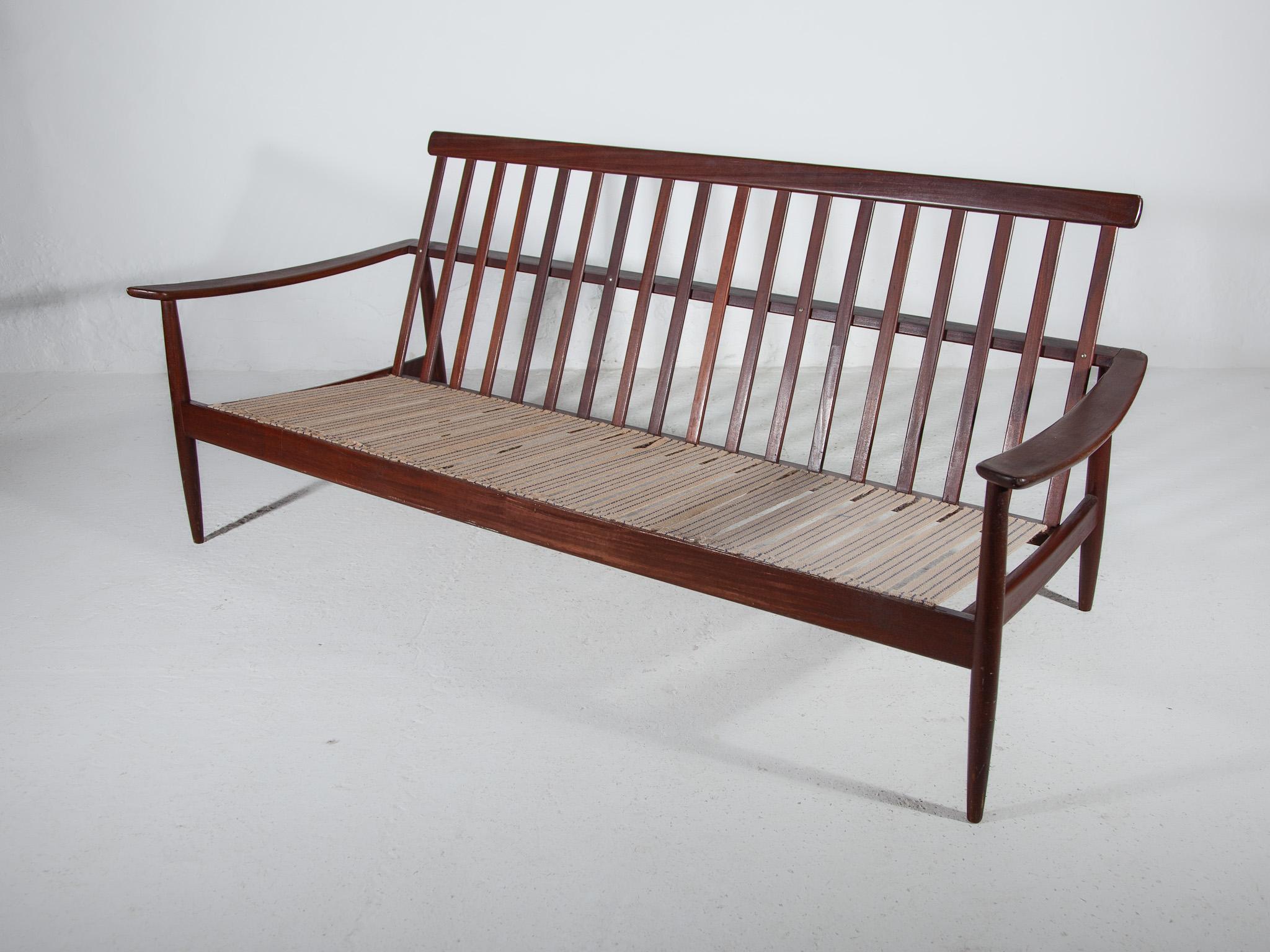 Dreisitzer-Sofa 'U' mit Gestell und Rückenlehne und konisch zulaufenden Schienen im Stil von Ohlsson (Skandinavische Moderne) im Angebot