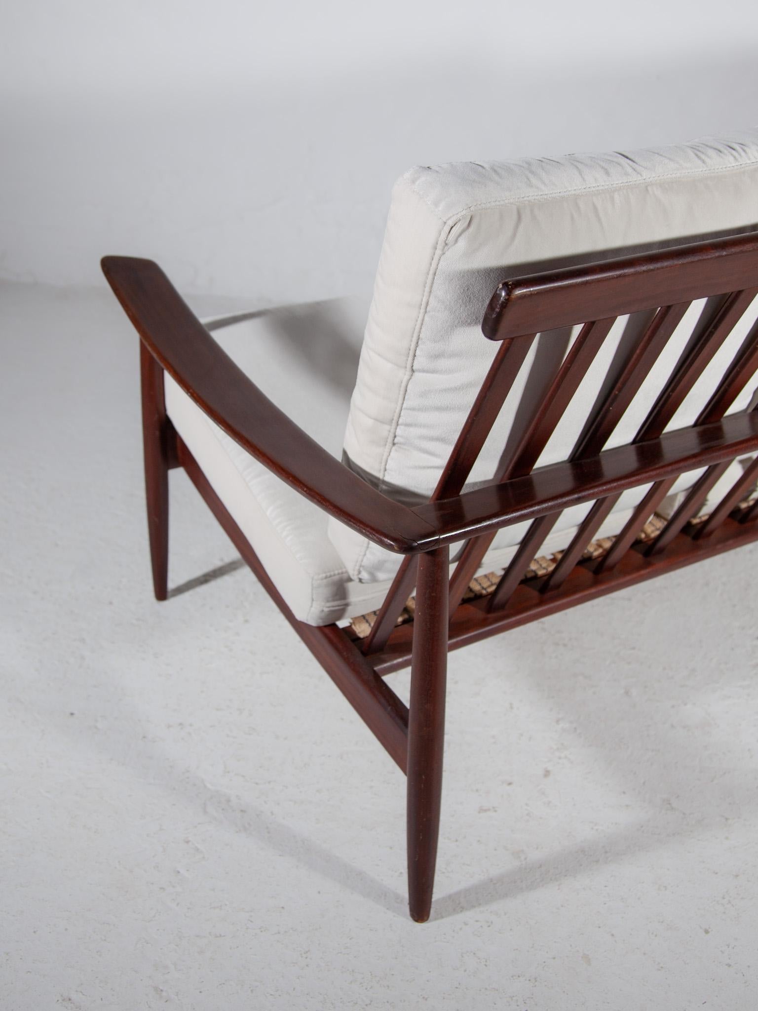 Dreisitzer-Sofa 'U' mit Gestell und Rückenlehne und konisch zulaufenden Schienen im Stil von Ohlsson (Polster) im Angebot