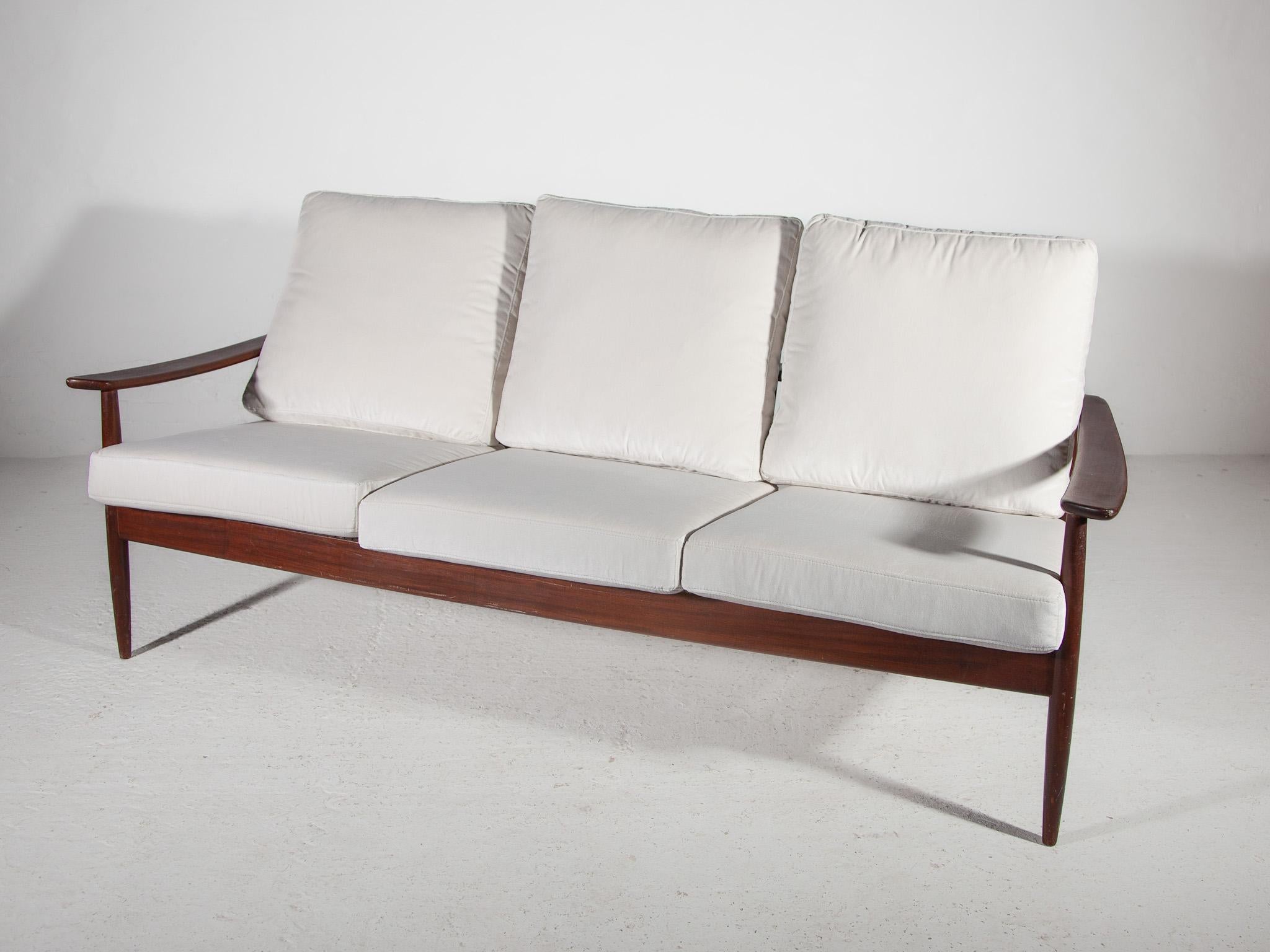 Dreisitzer-Sofa 'U' mit Gestell und Rückenlehne und konisch zulaufenden Schienen im Stil von Ohlsson im Angebot 1