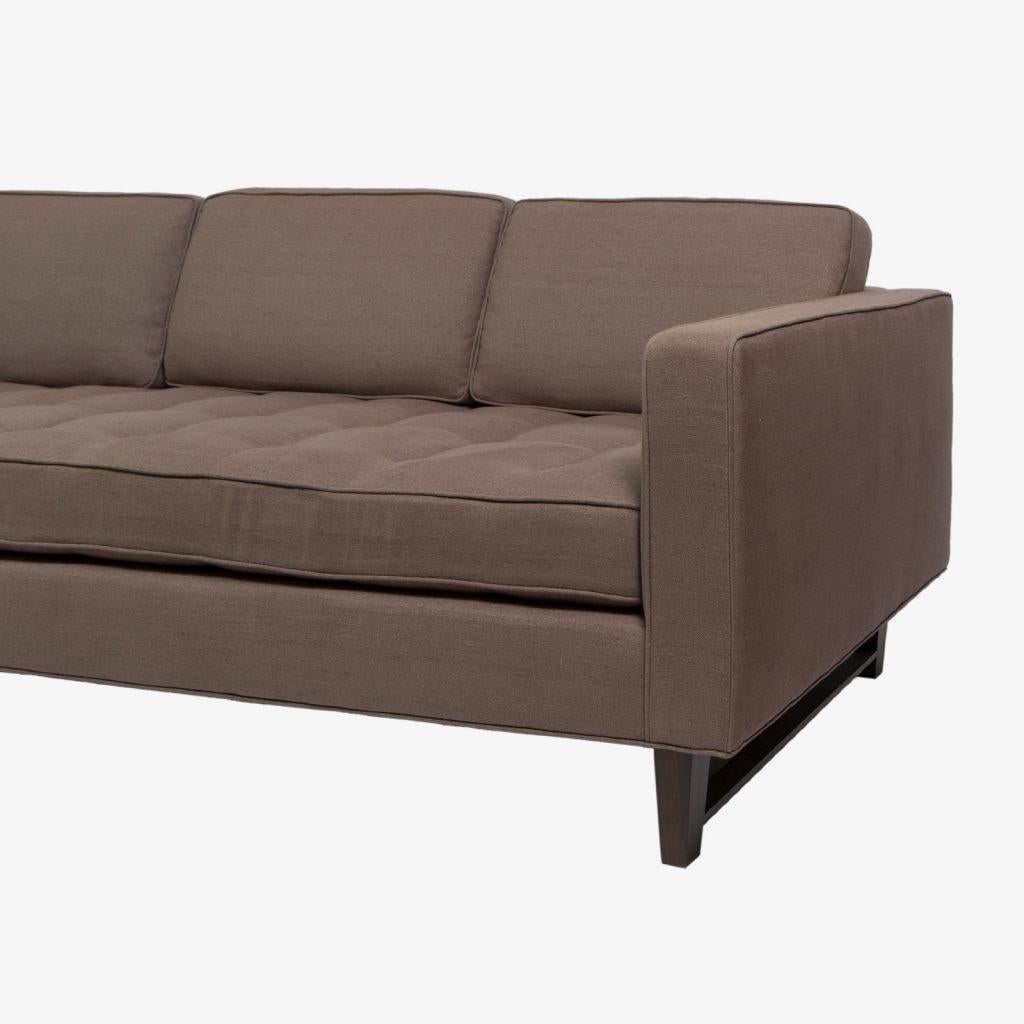 Canapé trois places contemporain avec structure en noyer et assise boutonnée, vendu tel quel en tissu de lin gris.  Coussins en duvet et en plumes.  Ressorts attachés à la main.  Le tissu s'est décoloré au soleil et doit être remis en état.  