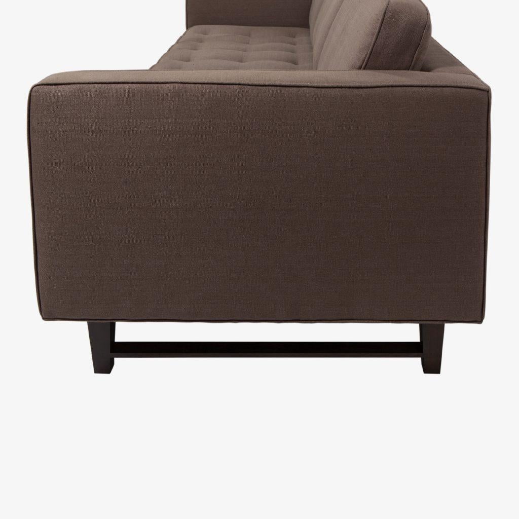 Moderne Canapé à trois places avec cadre en noyer et assise touffetée de boutons en lin gris en vente